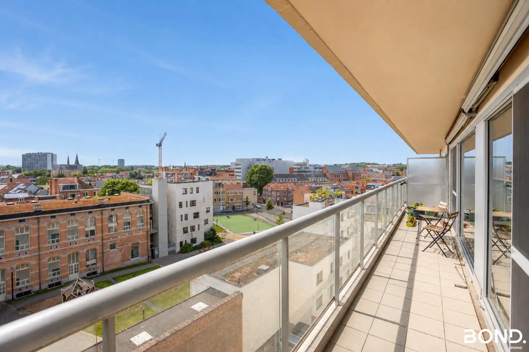 Instapklaar 2-slaapkamerappartement met terras, en parking foto 6