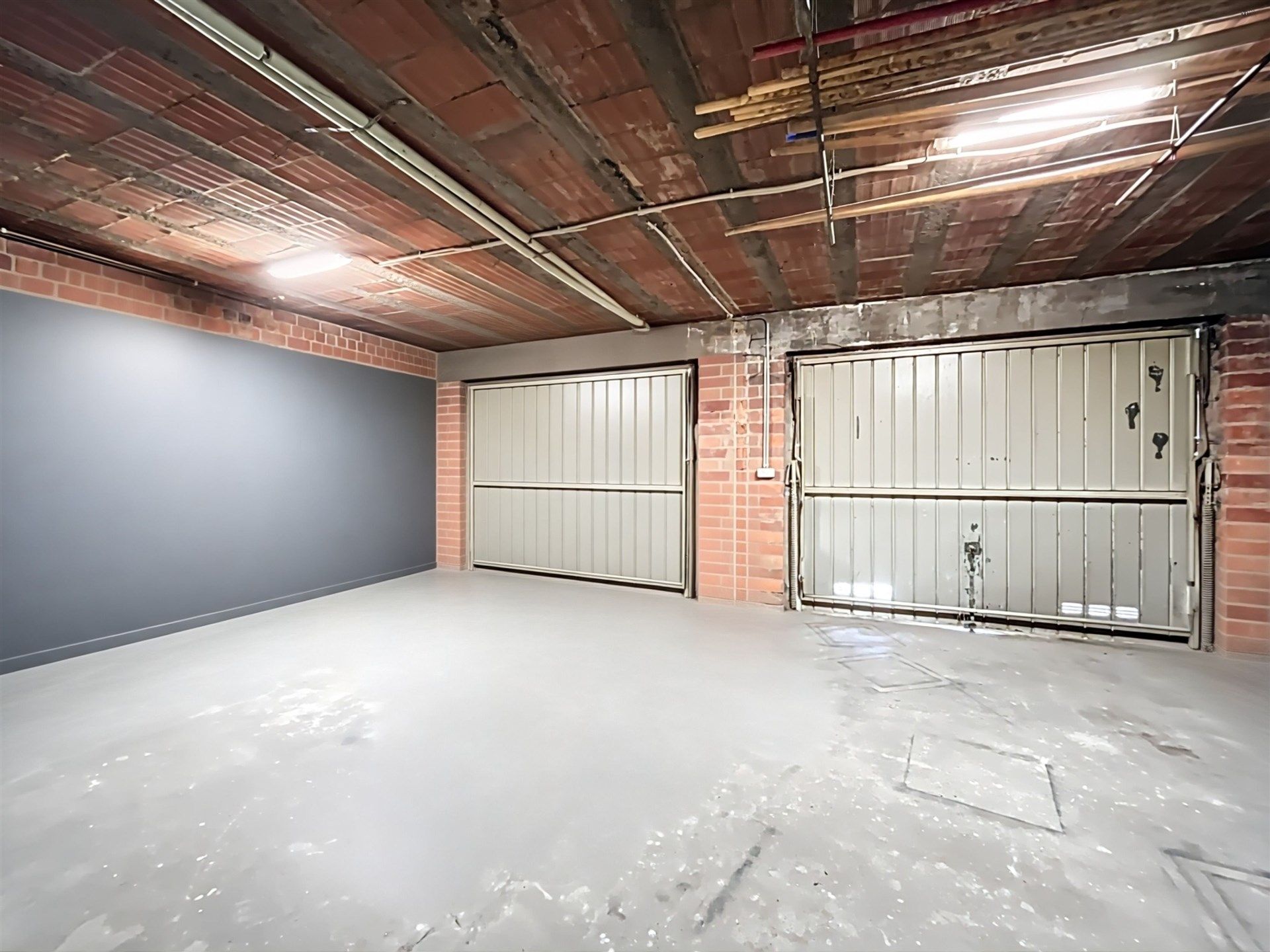 Prachtige instapklare woning met 3 slaapkamers en 3 garages. foto 17