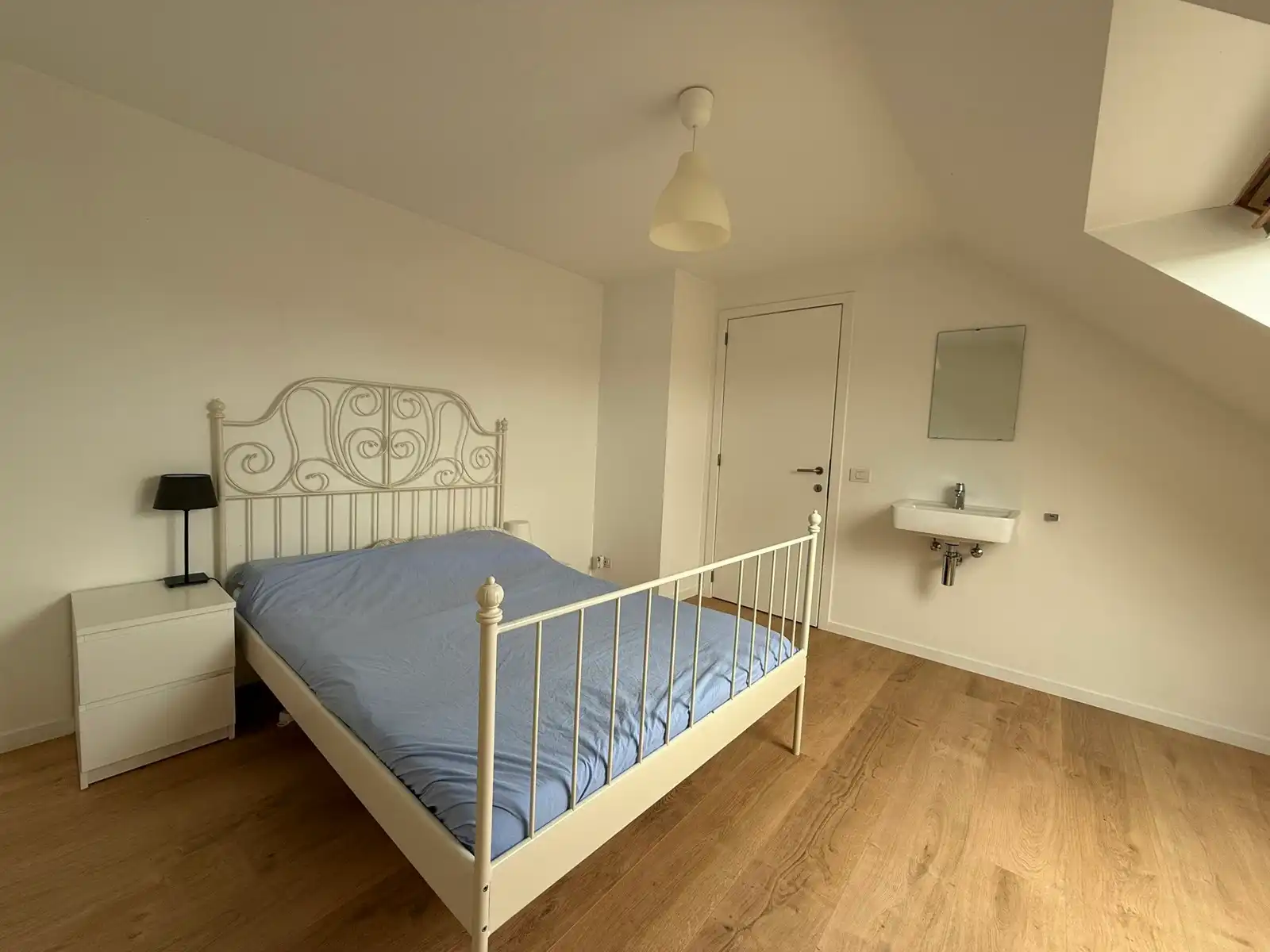 Comfortabele  instapklare woning met drie slaapkamers, tuin en dubbele garage.   foto 10