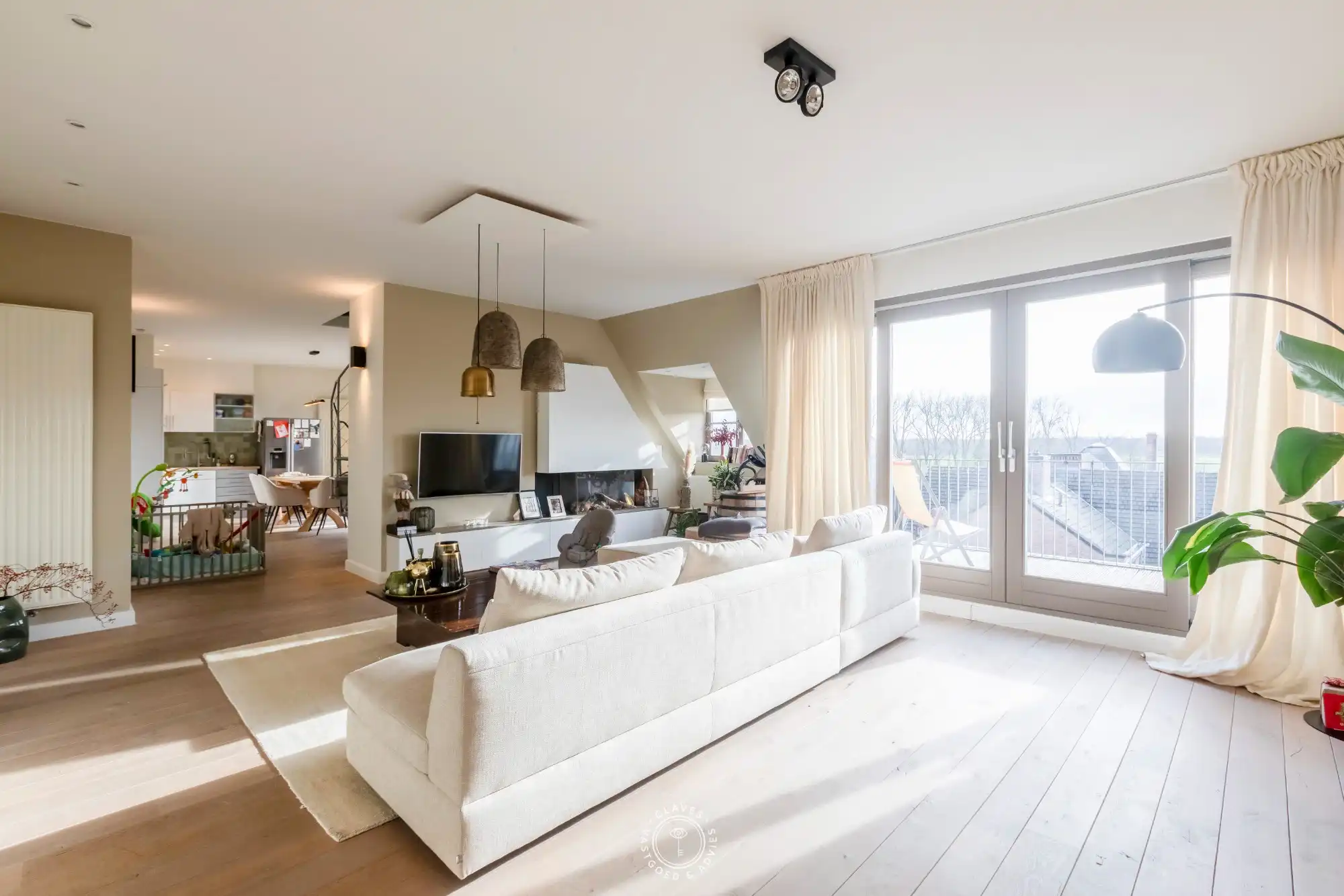 Ruim 219 m² en stijlvol duplex appartement met zonovergoten terrassen foto {{pictureIndex}}