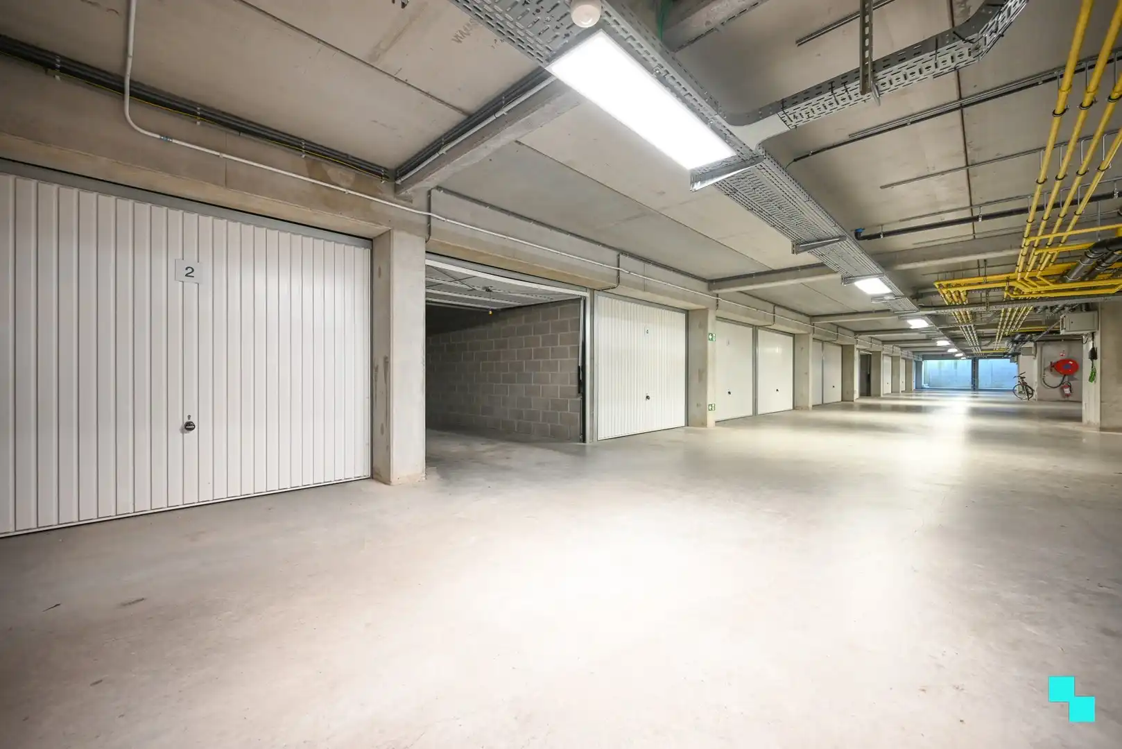 Instapklaar appartement met divers maatmeubilair te Izegem (Emelgem) foto 23