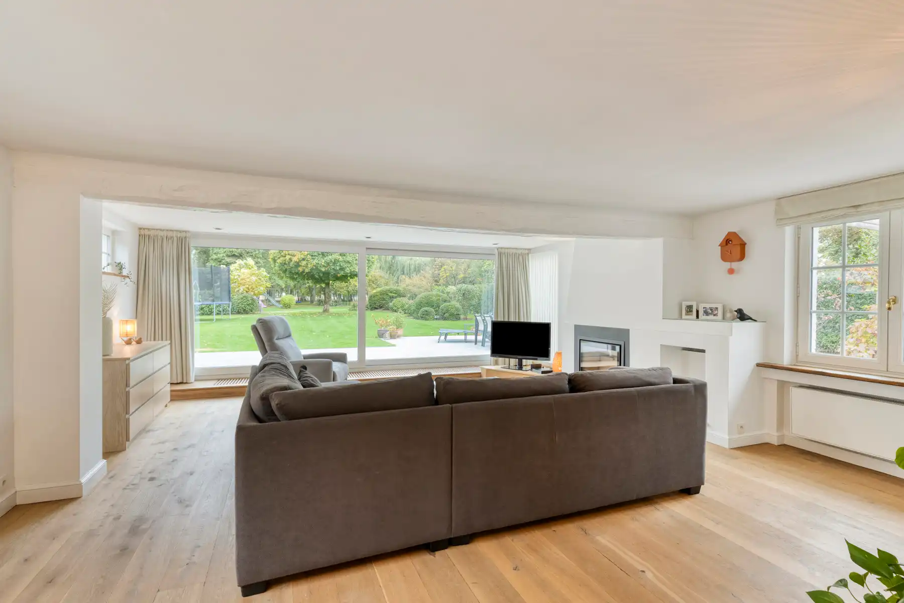 Gerenoveerde hoeve met bijgebouwen en 8 stallen. foto 12