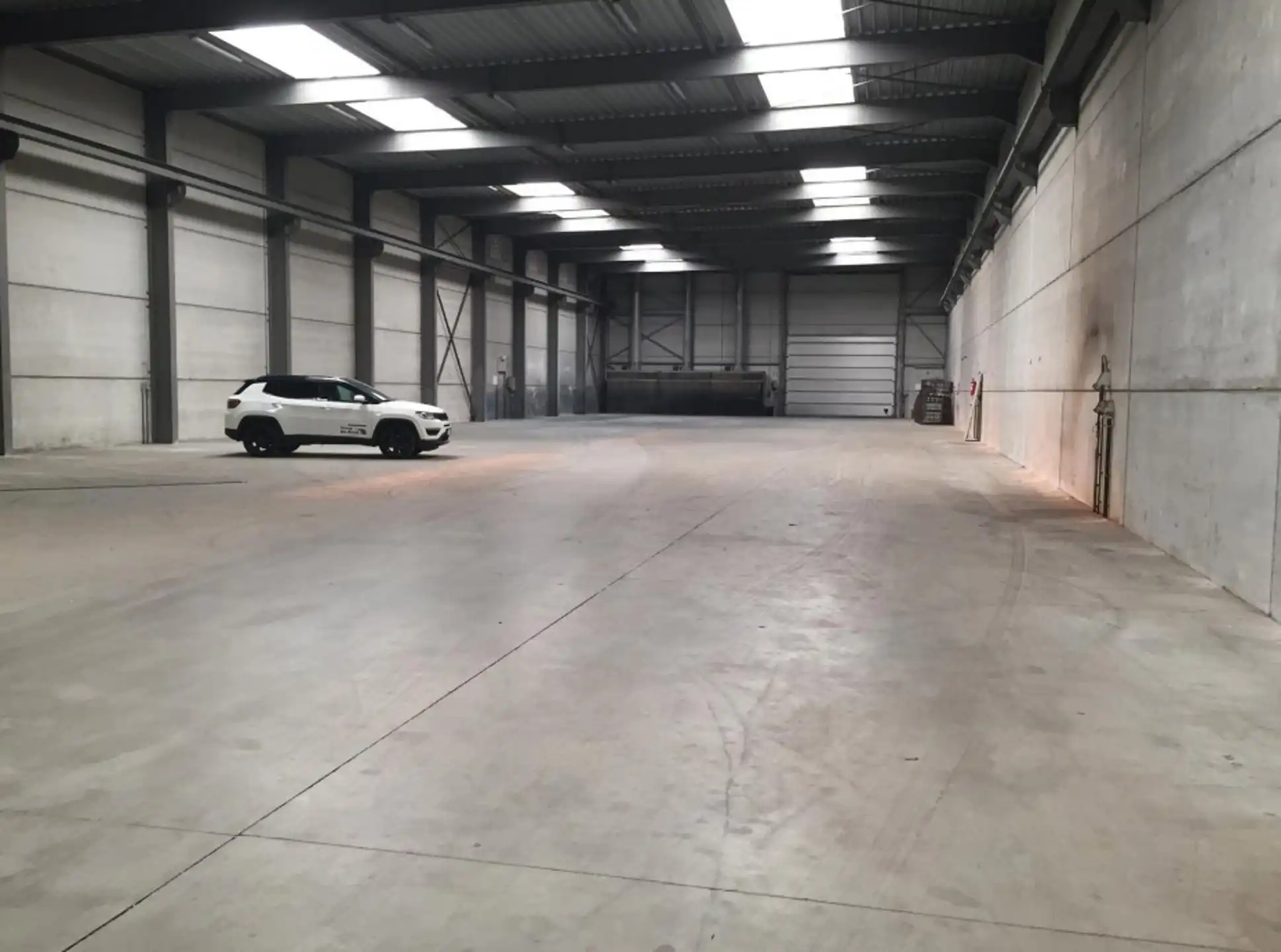 Magazijn 1.375m², hoogte 8m en kantoor 290m² en parking 9 pl foto 6