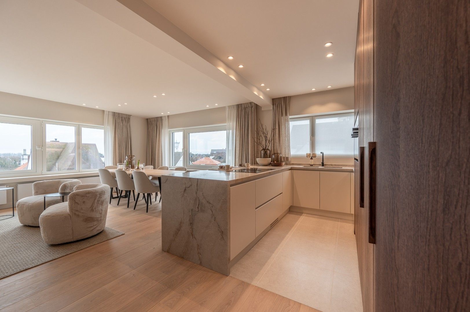 Zonnig hoekappartement gelegen in een rustige omgeving te Duinbergen. foto 3