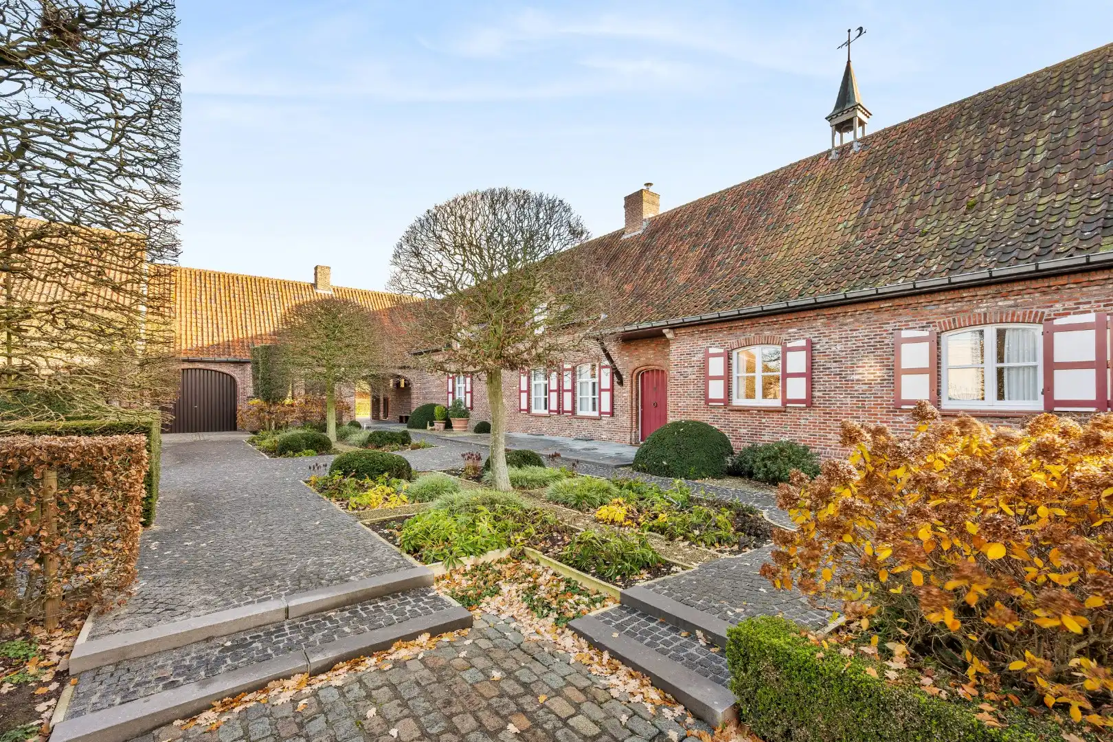 Unieke eigendom met 2 schuren, kapschuur, paardenstal en verzichten foto 5