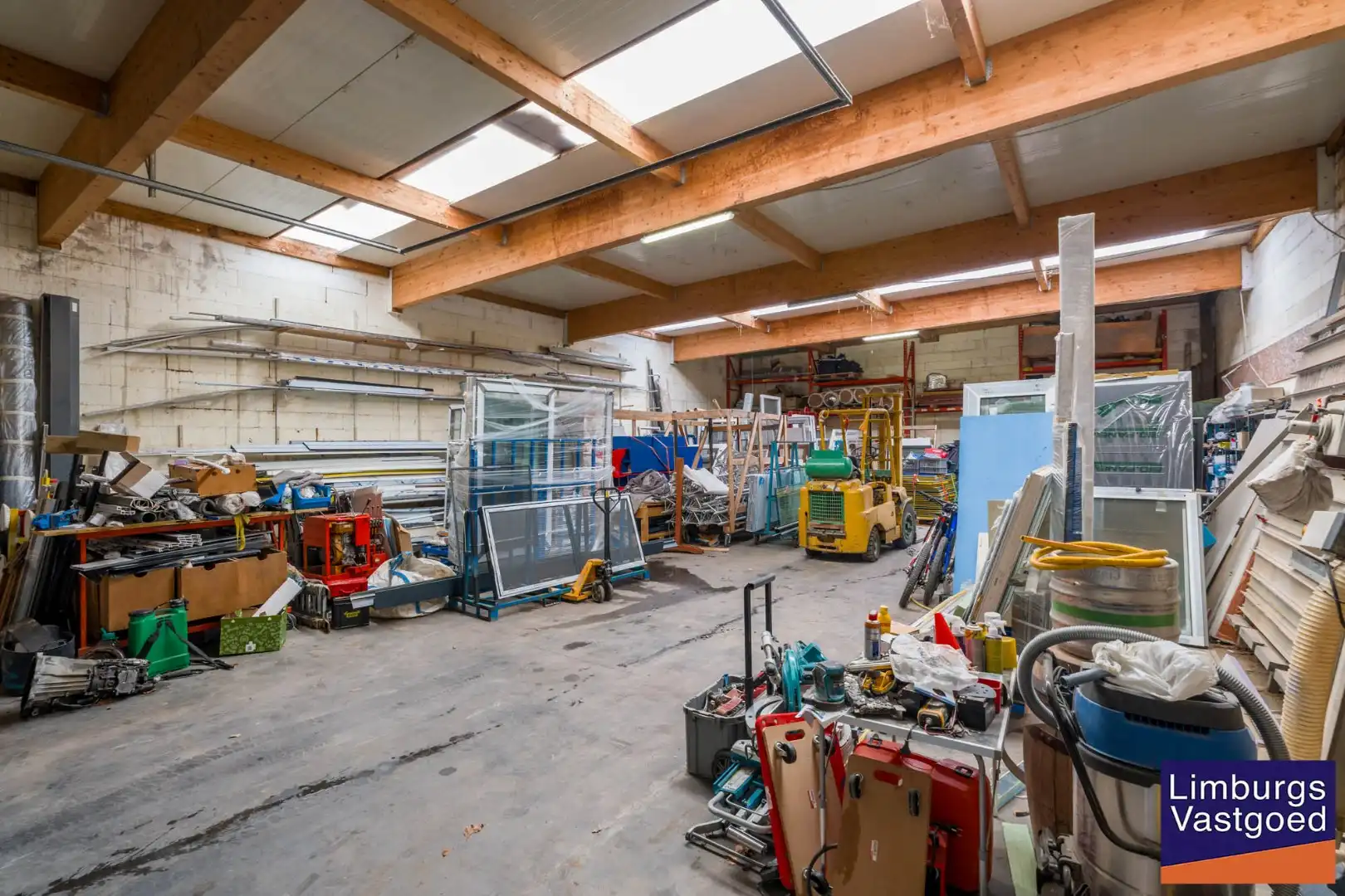Bedrijfsgebouw met toonzaal, kantoren, magazijn en woonst - groot 700m²  foto 36