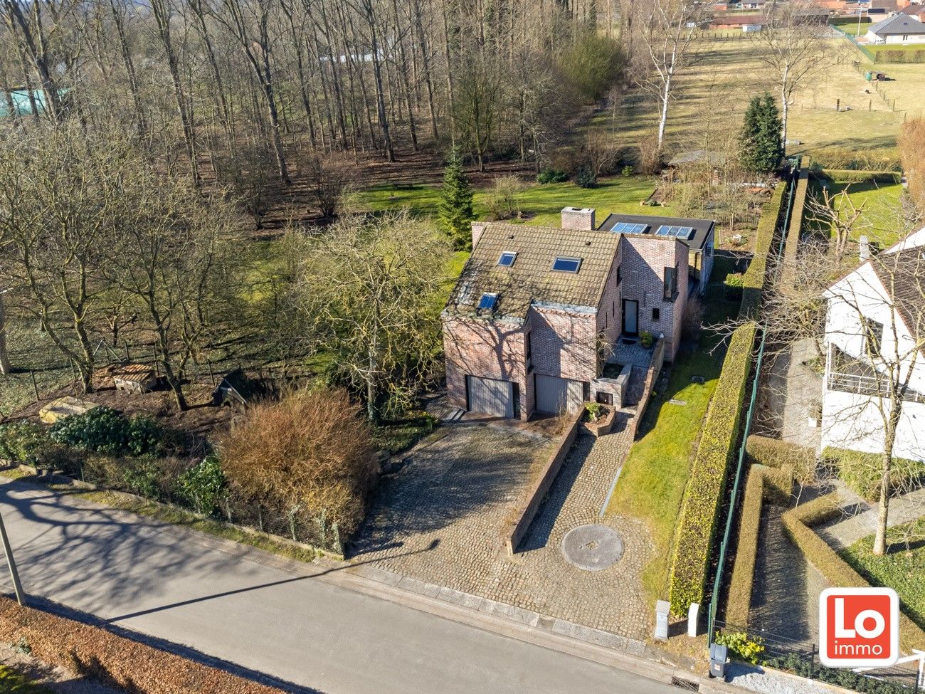 VERKOCHT! Charmante alleenstaande woning met inpandige dubbele garage en grote tuin met aanpalend bos (1ha) op een rustige locatie nabij het centrum van Wachtebeke! foto {{pictureIndex}}