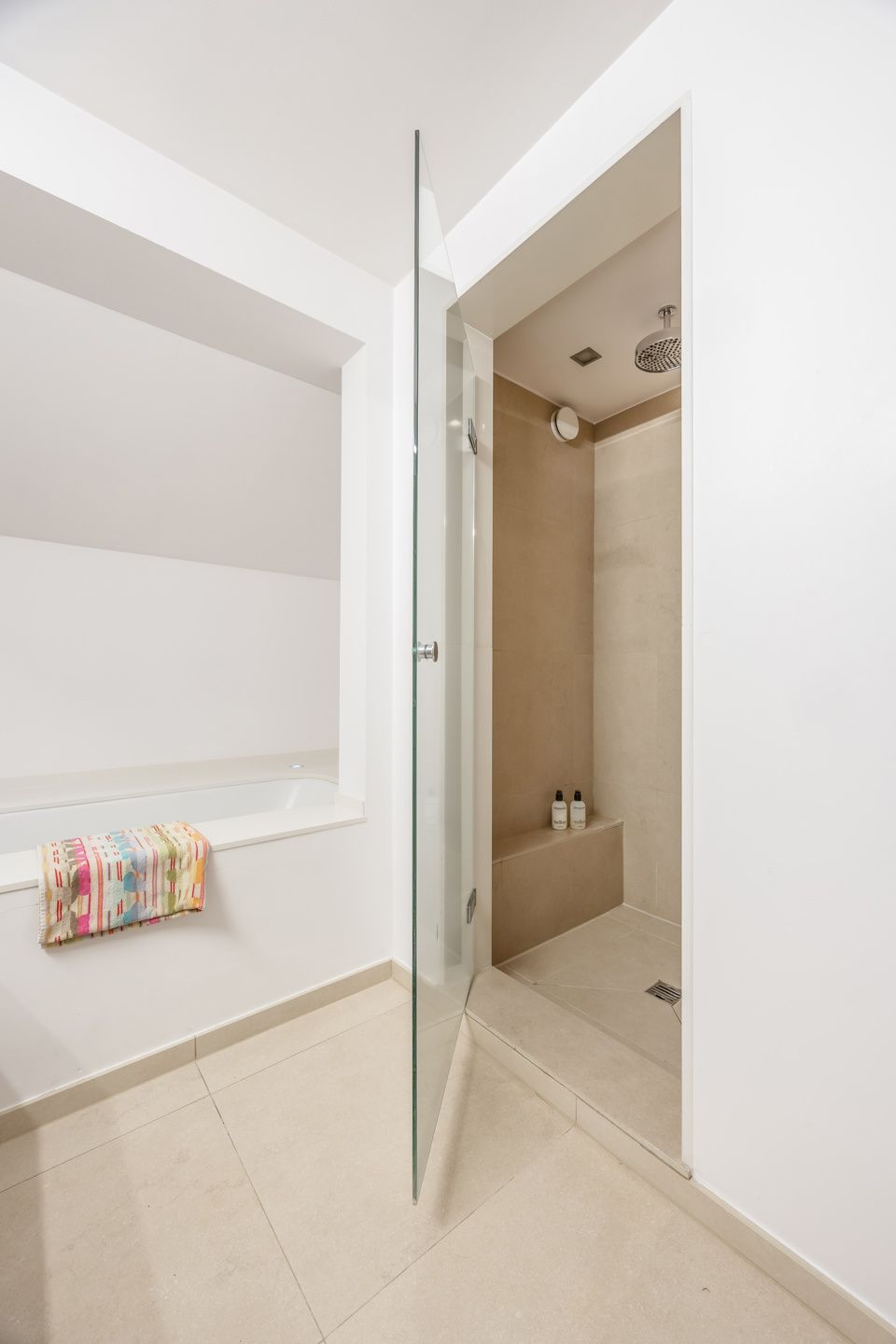 Karakterwoning met brutalistische gevel  in Hof ter Linden foto 24