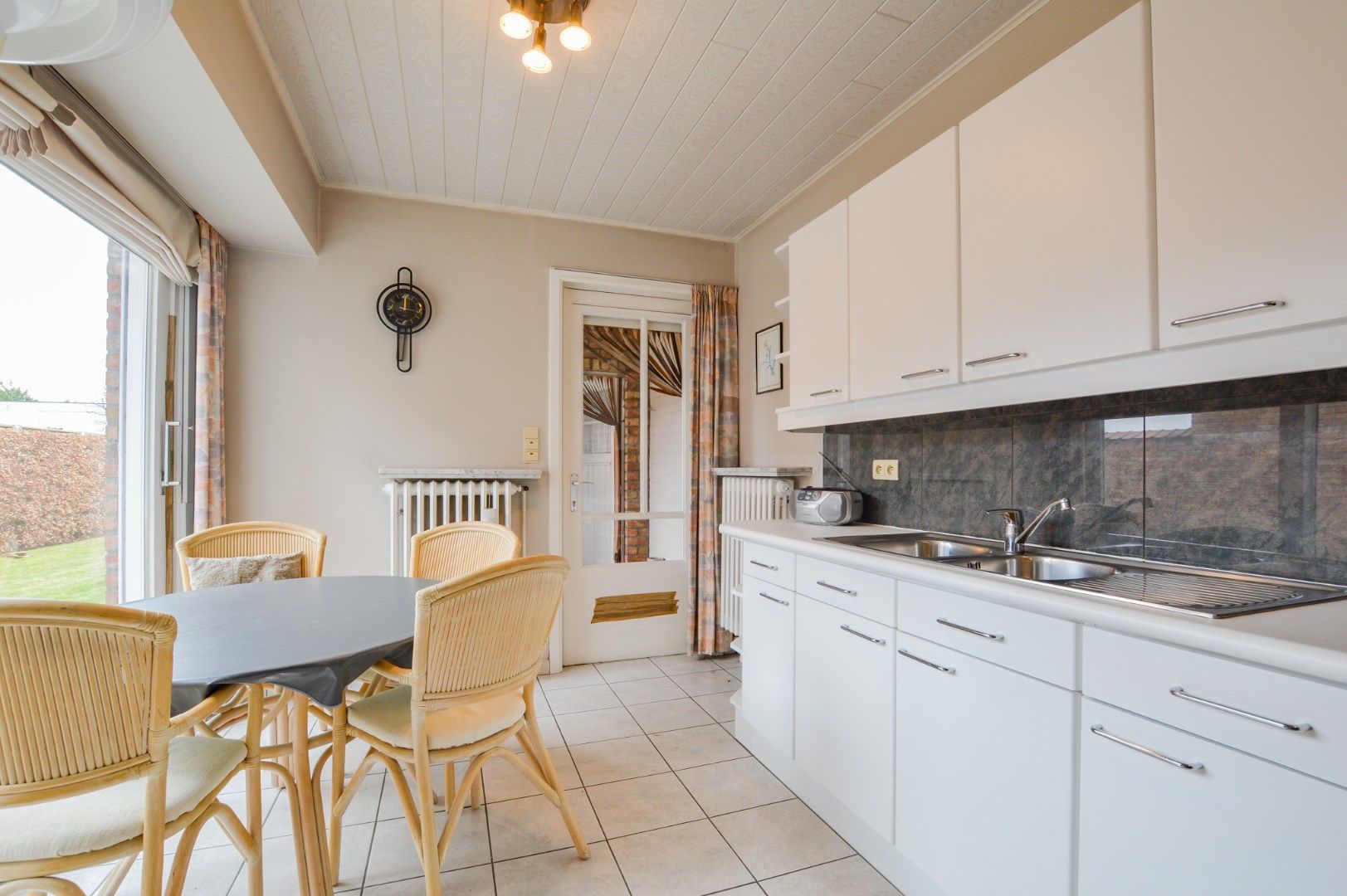 Op te frissen ruime woning op 514 m² in het centrum van Eernegem foto 8