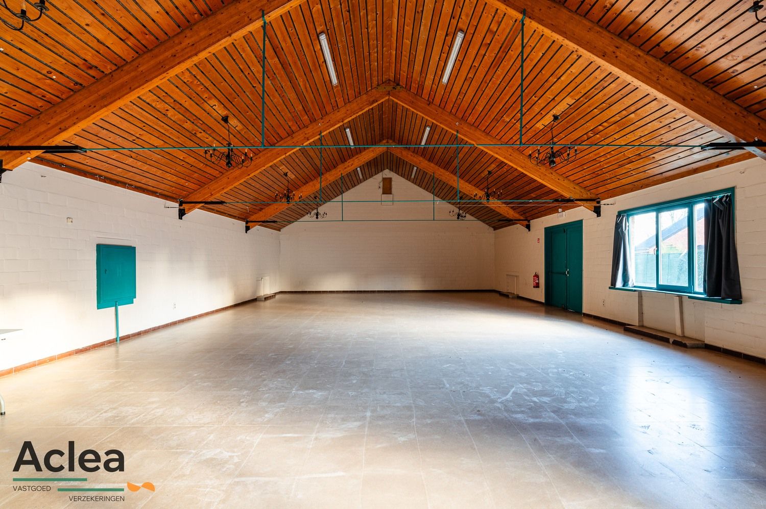 Multifunctionele eigendom bestaande uit café met appartement en feestzaal foto 12