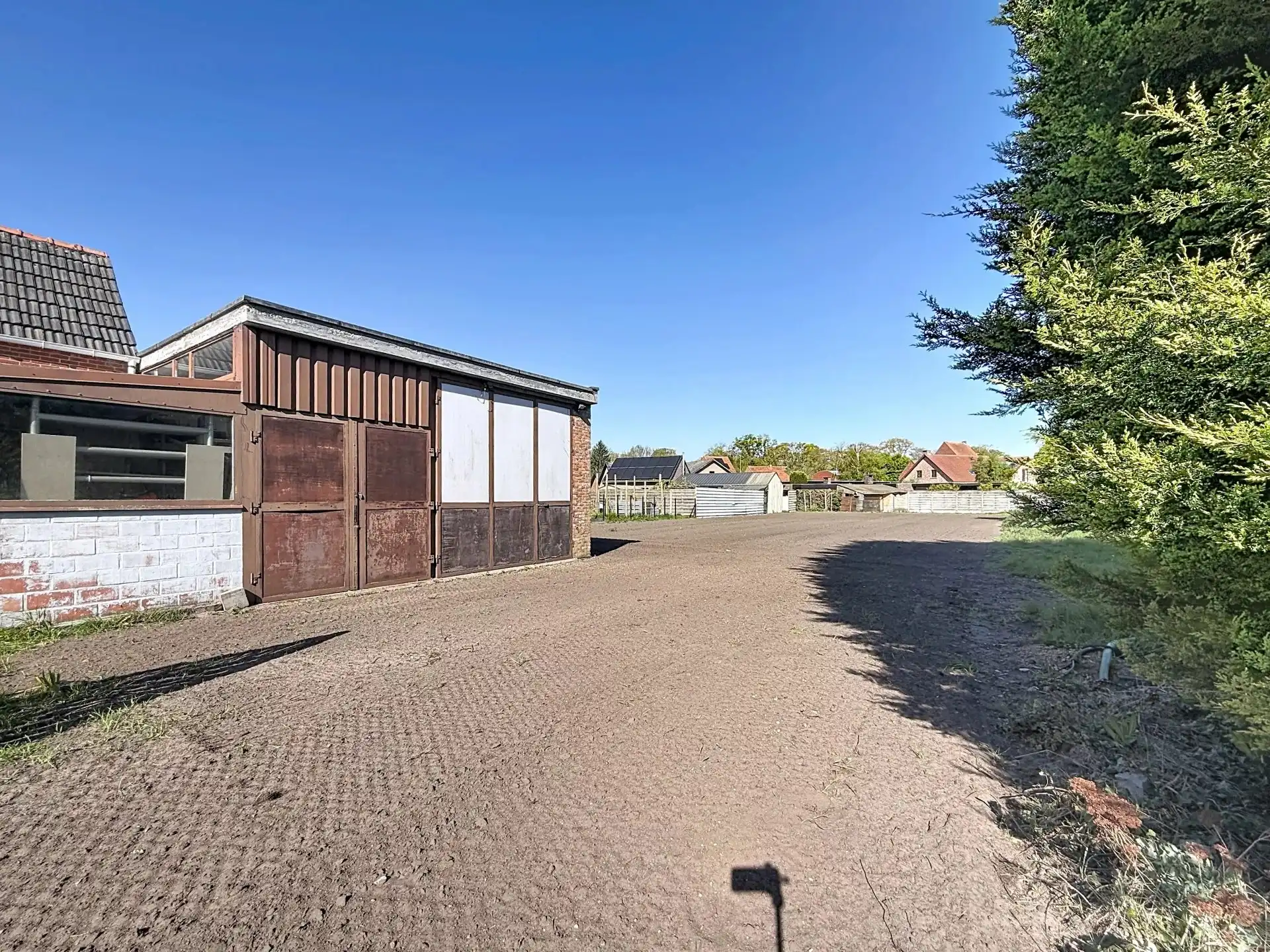 Zeer ruime en verzorgde woning met 5 slaapkamers en 2 badkamers op een groot perceel. foto 47
