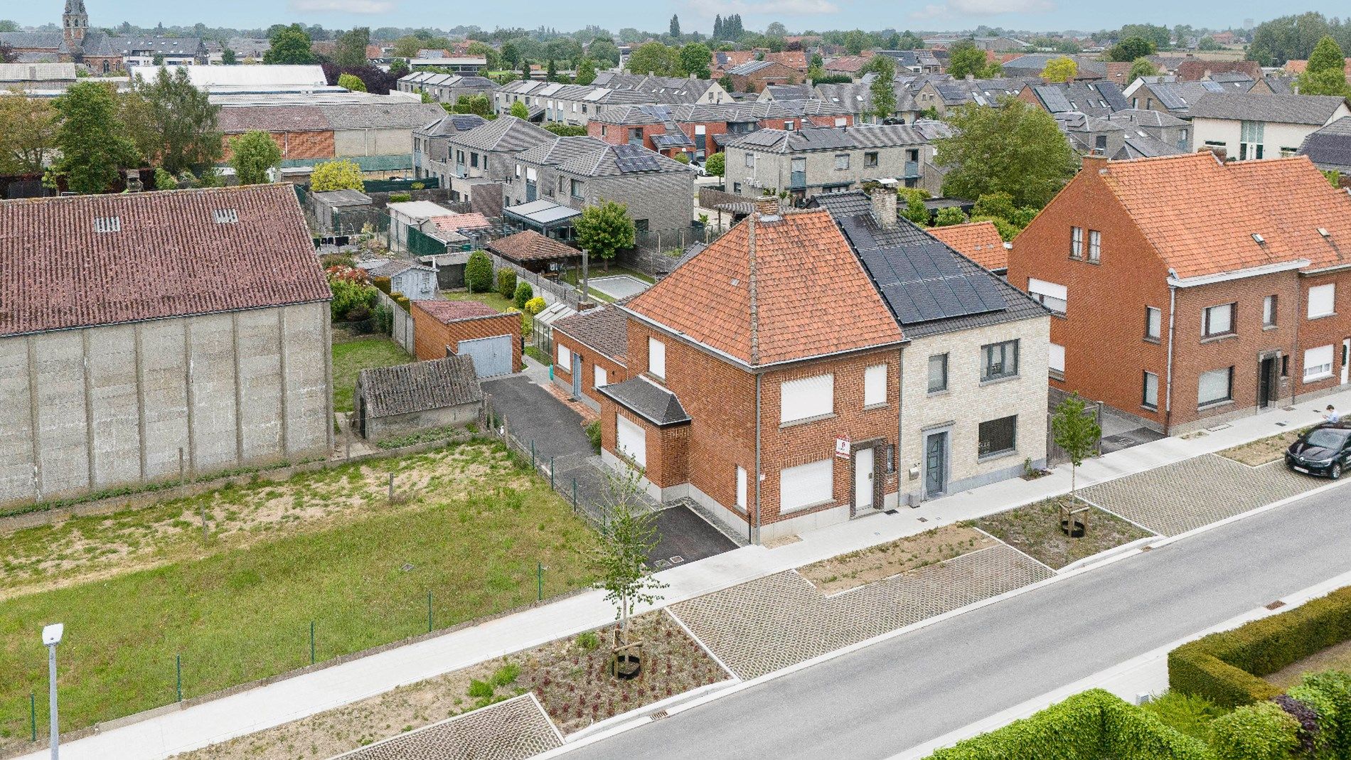 Hoofdfoto van de publicatie: Kloeke halfopen woning op rustige locatie. 