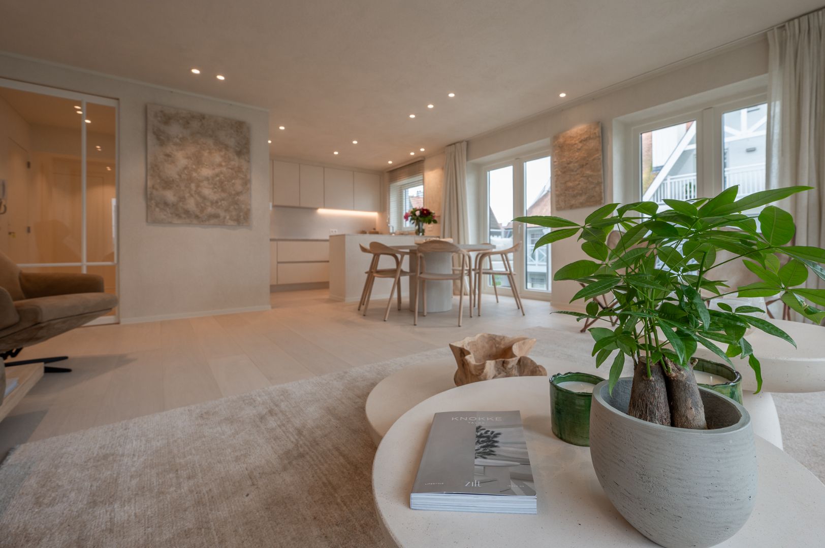 Instapklaar hoekappartement met terrassen op een boogscheut van het strand foto 3