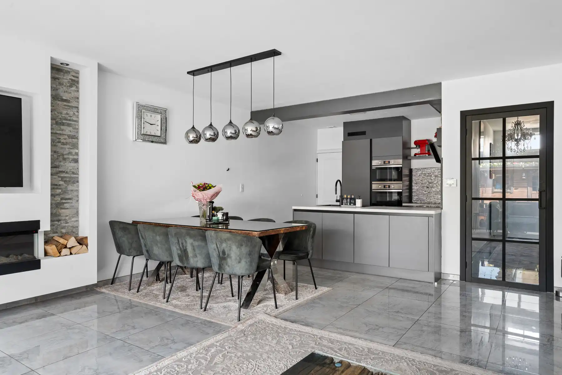 Ruime woning met 4 slaapkamers, instapklaar en energiezuinig foto {{pictureIndex}}