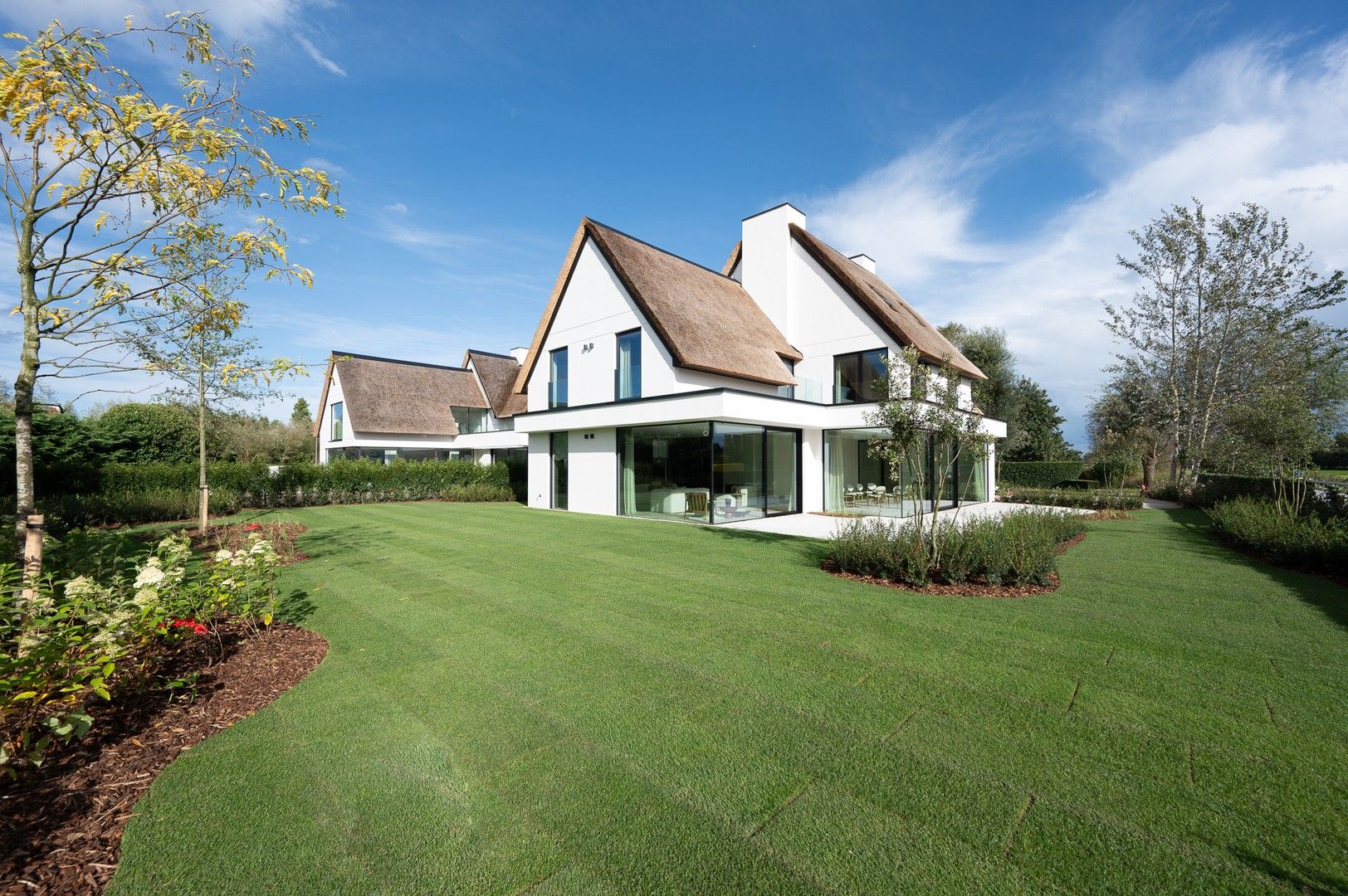 Alleenstaande nieuwbouwvilla op een terrein van 1.194 m2 aan de rand van het Zoute genietend van open zichten foto {{pictureIndex}}