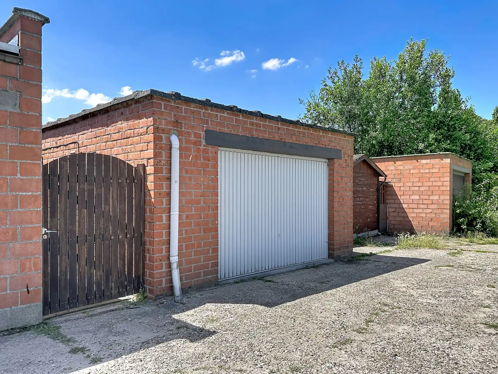 Te renoveren woning met groengebied in de achtertuin foto 16