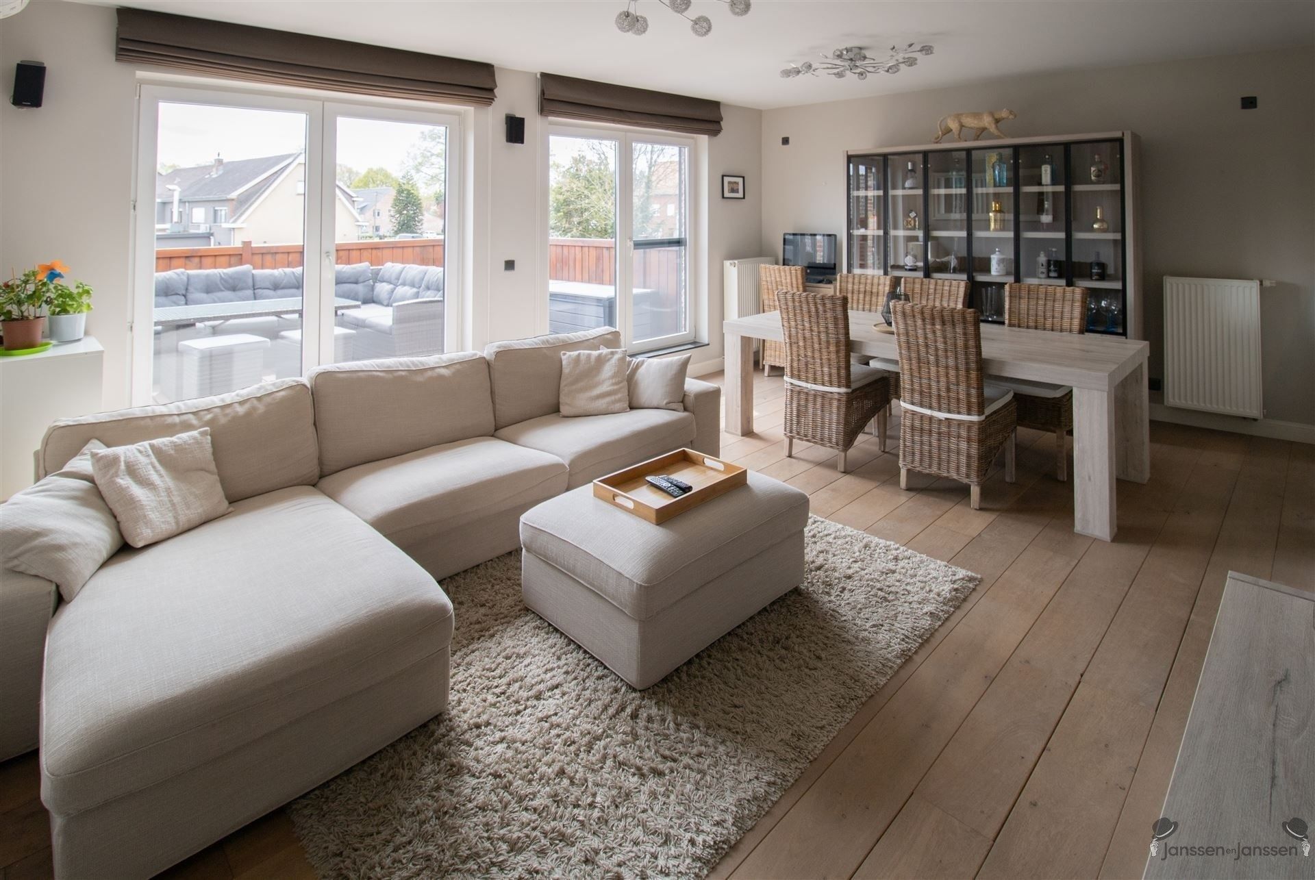 Modern appartement van 82 m² op de eerste verdieping met Zuidoost gericht terras van 55 m² foto 2
