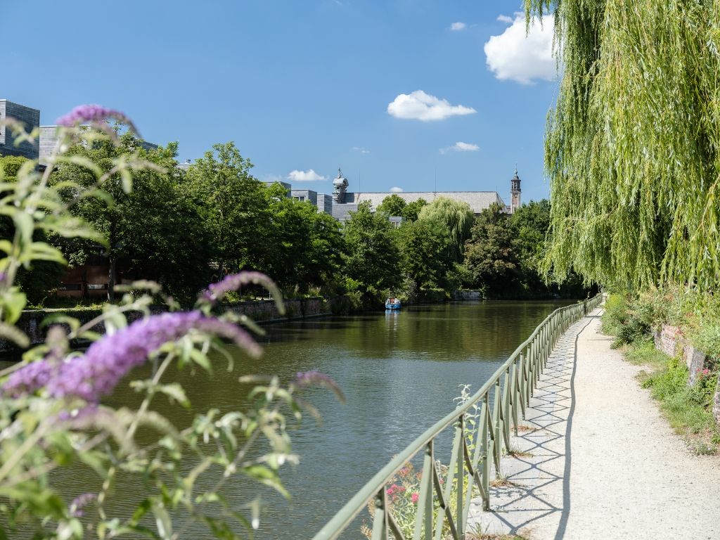 Instapklaar appartement met uniek waterzicht en zonnig terras foto 6