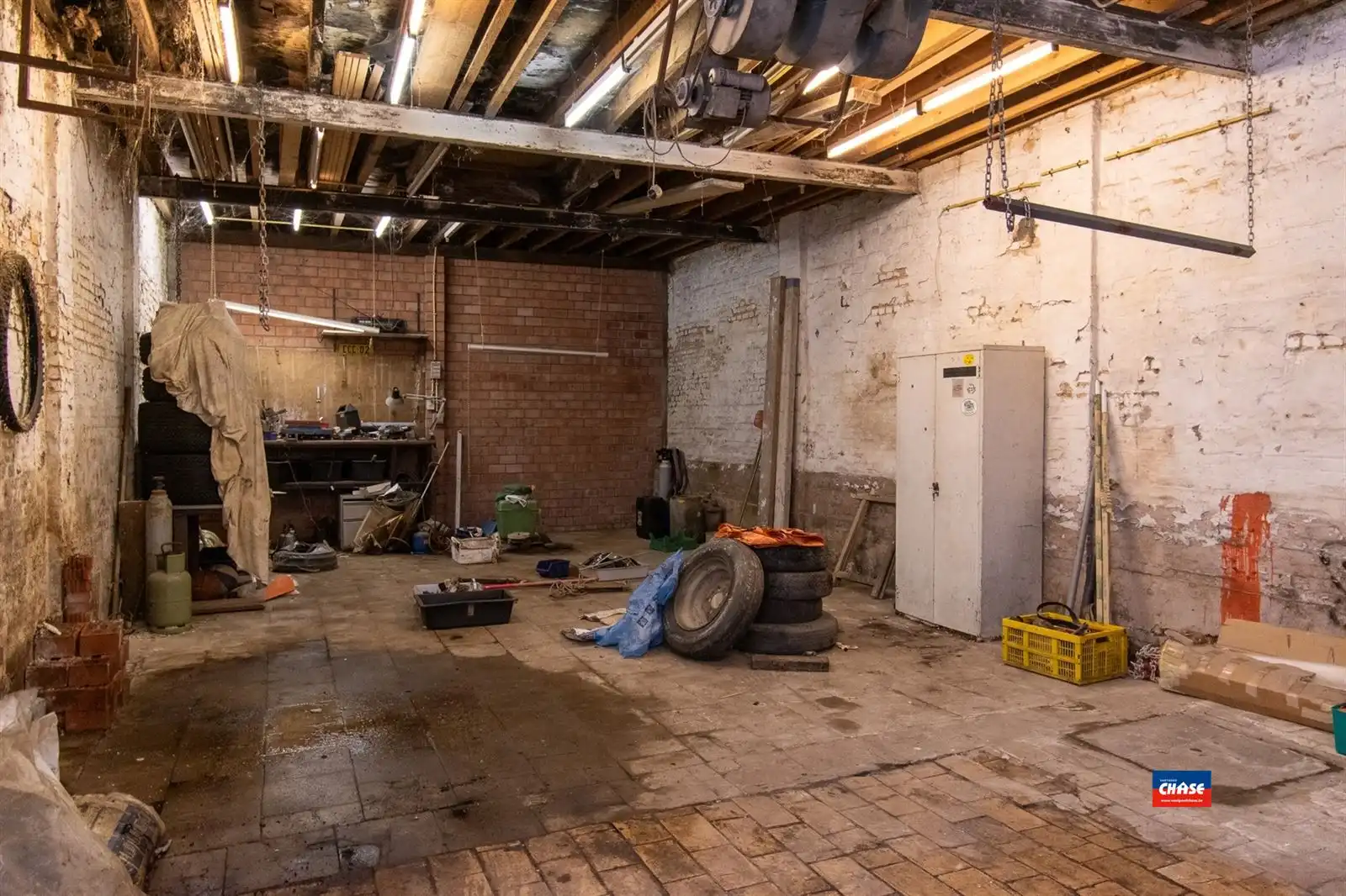 Te renoveren rijwoning met magazijn foto 12