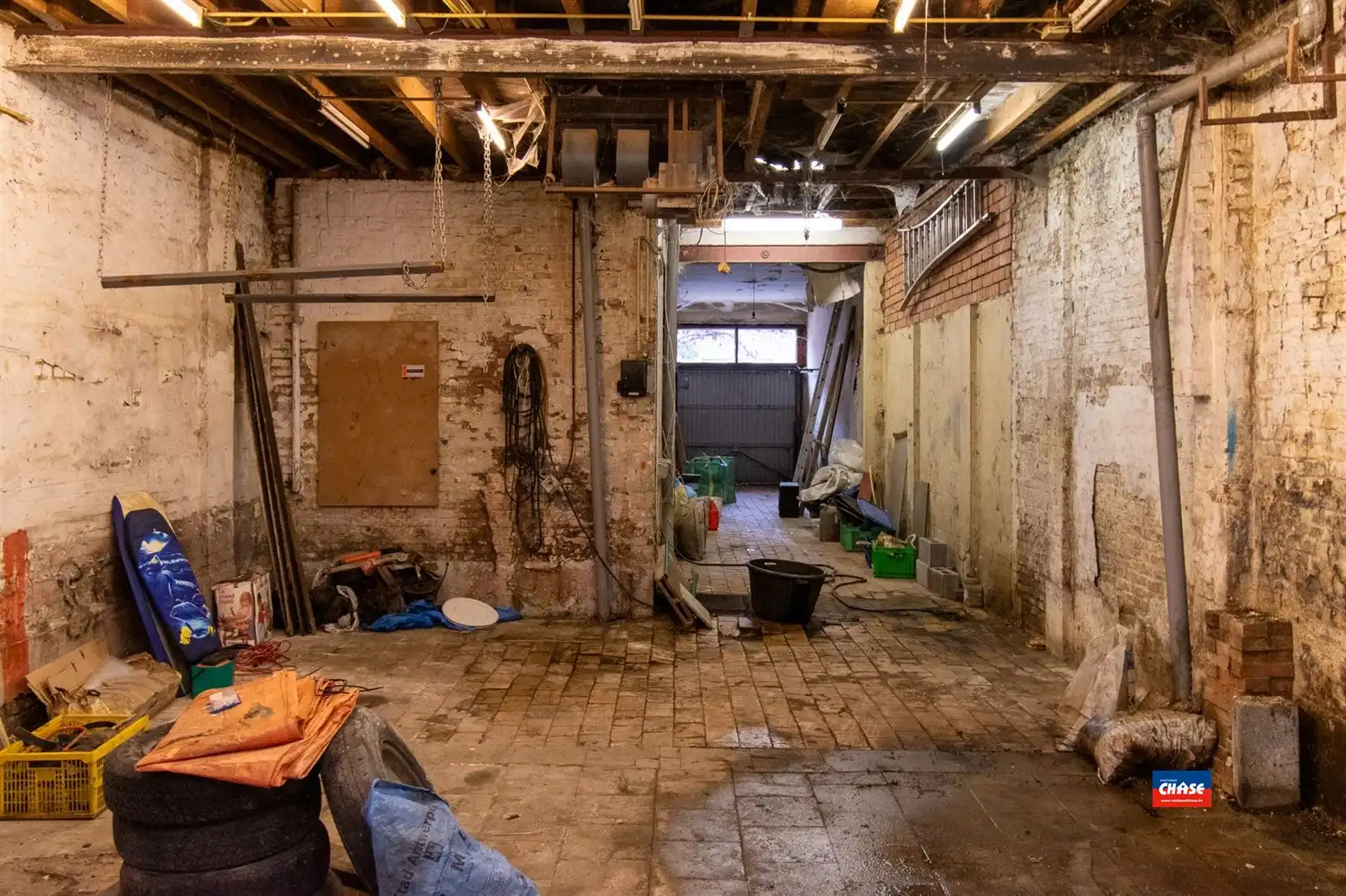 Te renoveren rijwoning met magazijn foto 12