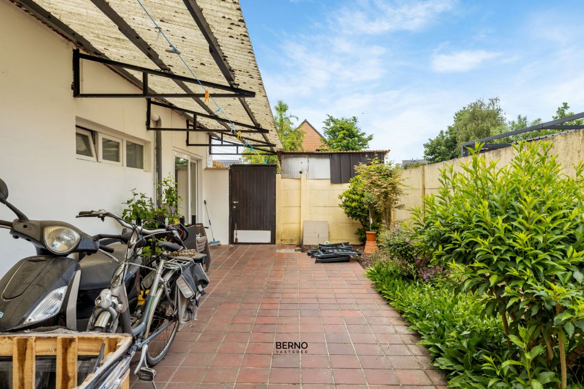 Ruime gerenoveerde gezinswoning met 3 slaapkamers en garage. foto 28