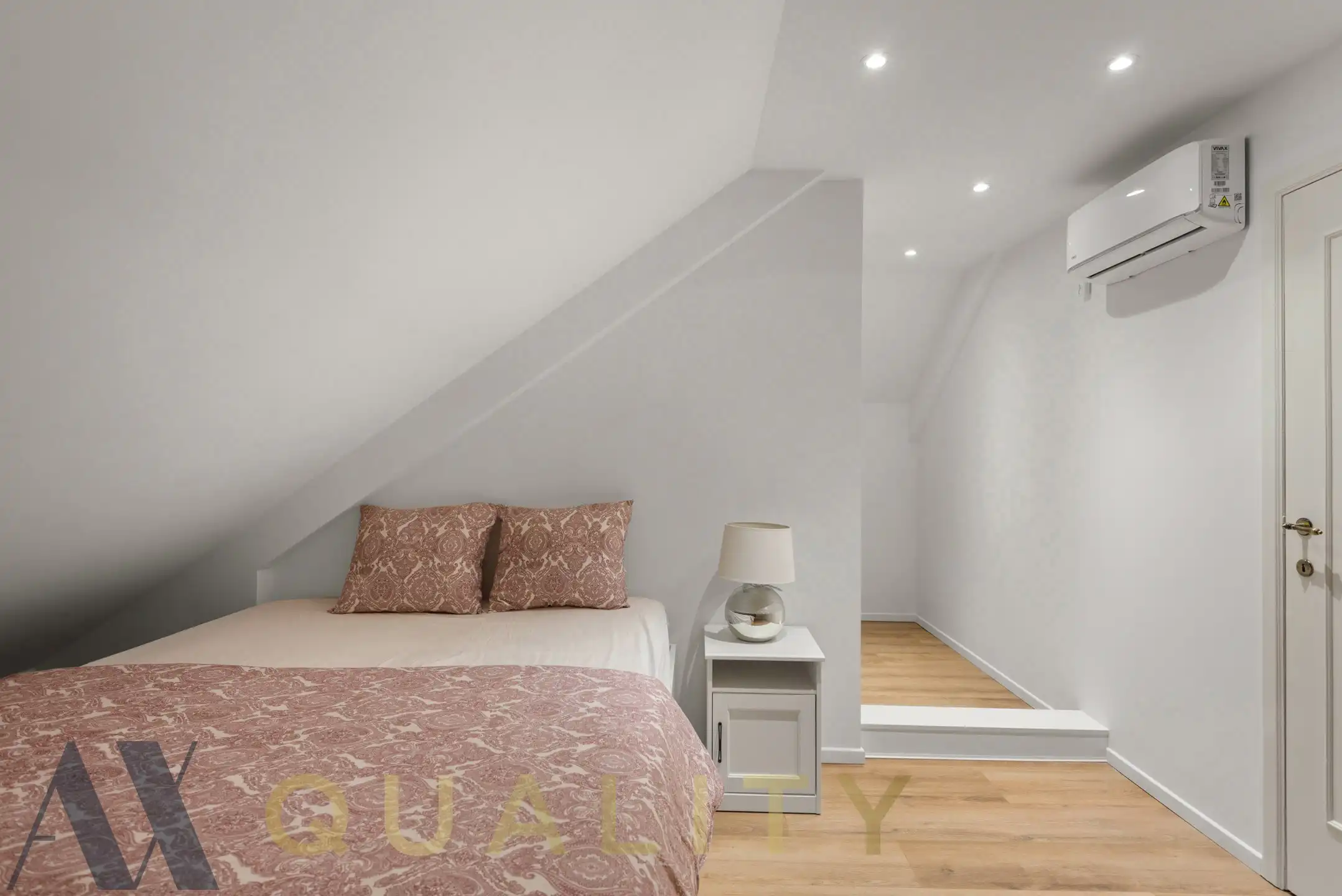 Unieke volledig gerenoveerde Villa met 5 slaapkamers, 2 badkamers, garage, groot terras, ruime tuin, zwembad, fitnessruimte en oprit op een terrein van 16 are 80 ca foto 19