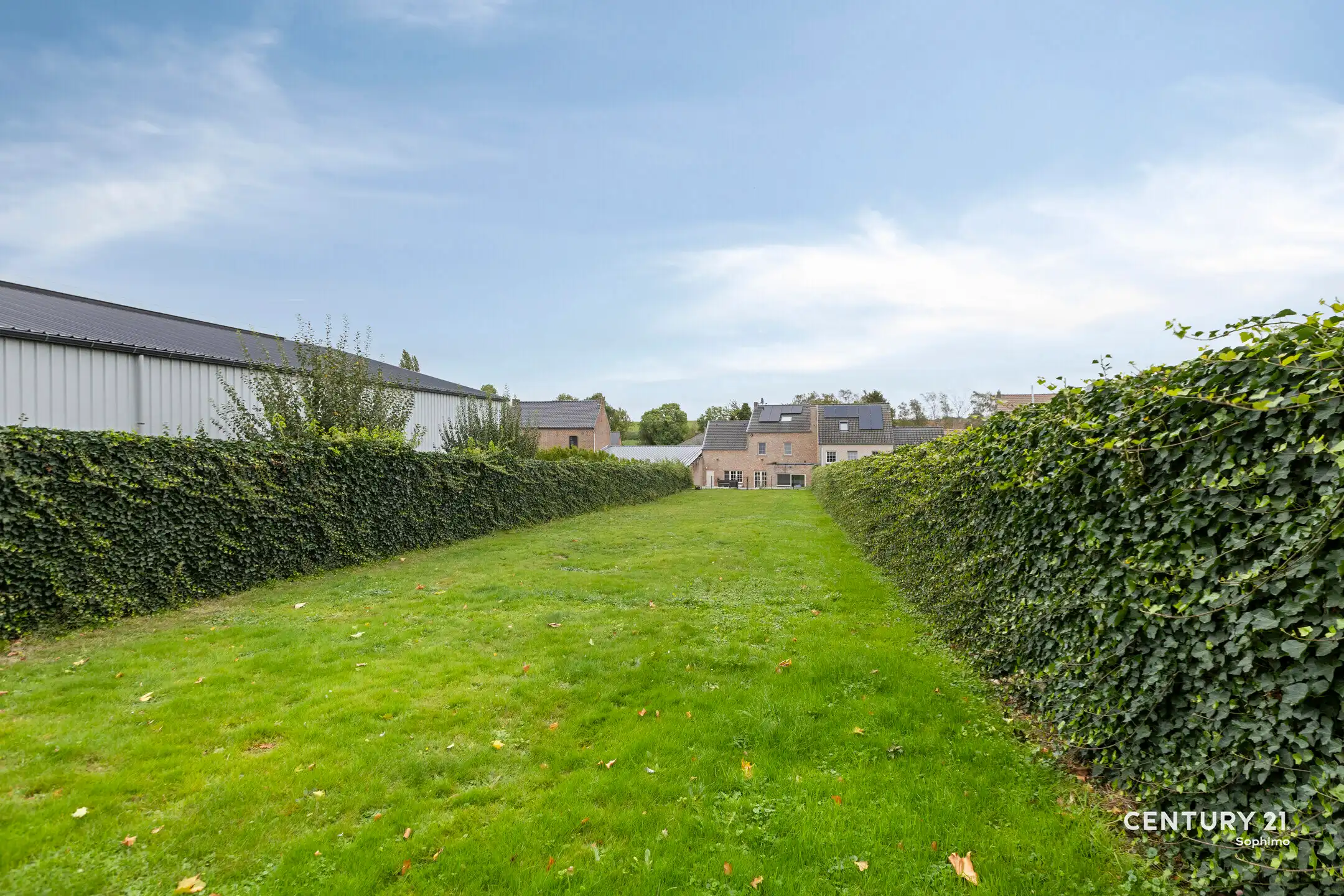 Instapklare woning met vier slaapkamers op perceel van 11a22 foto 34