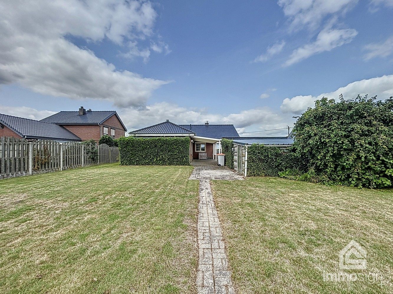 Instapklare gelijkvloerse woning (bungalow) op een perceel van 1079 m² met uitzicht over de velden, vlakbij de grens met Nederland foto 31