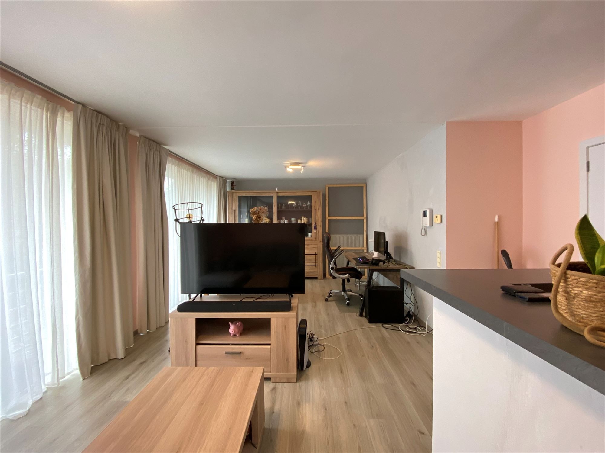 2 slaapkamer-appartement met terras en garage, gelegen in het centrum van Oosteeklo foto 3
