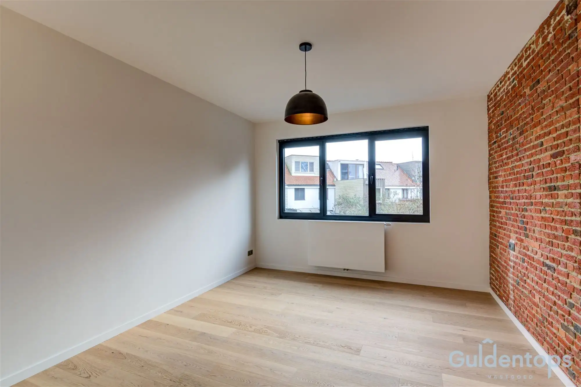 knappe, vernieuwde gezinswoning met tuin in hartje Berchem foto 16