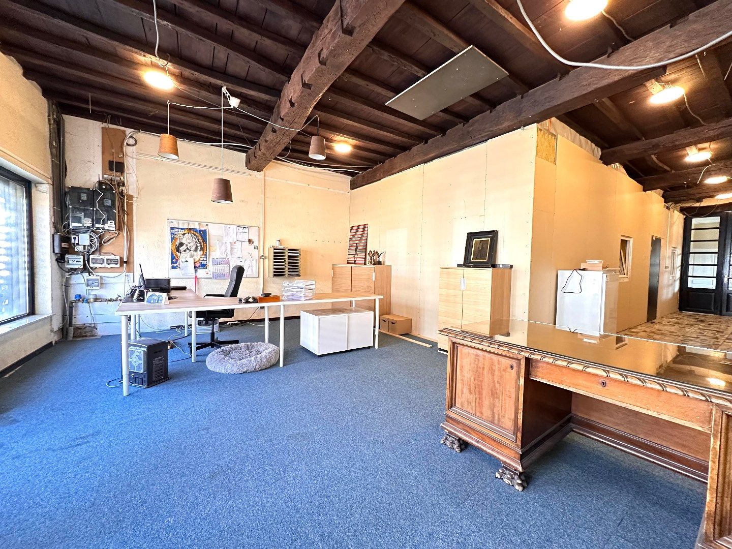 Ruim handelspand met magazijnen, loods, bureelruimte en tuin foto 14