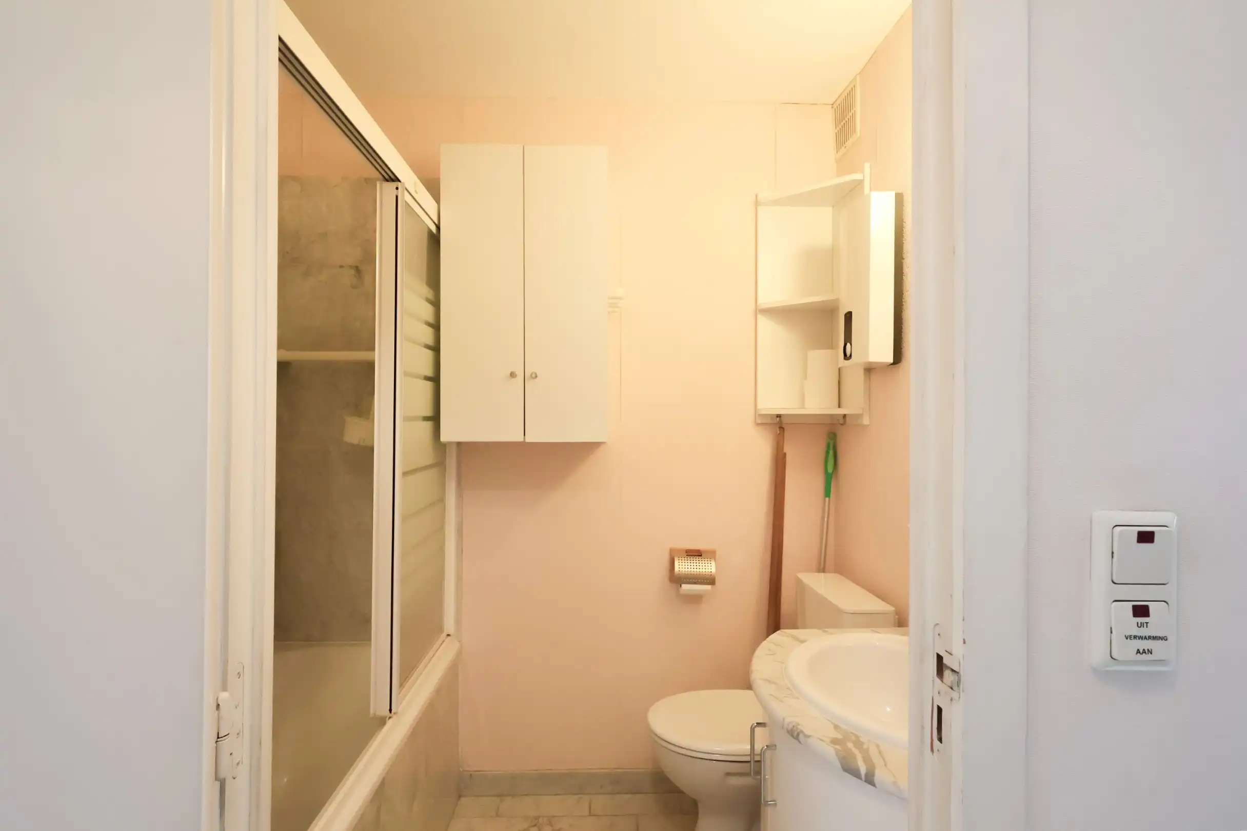 Studio met eigen terras, kelder en parkeerplaats foto 16