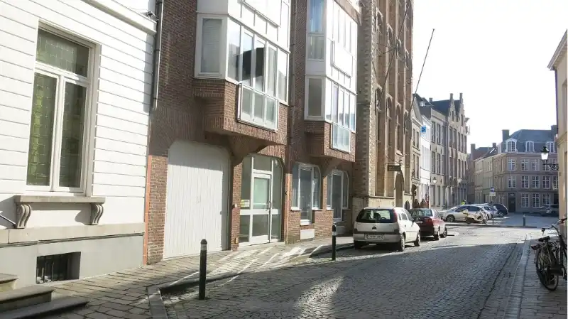 Ondergrondse autostandplaats te huur in het centrum van Brugge foto 3