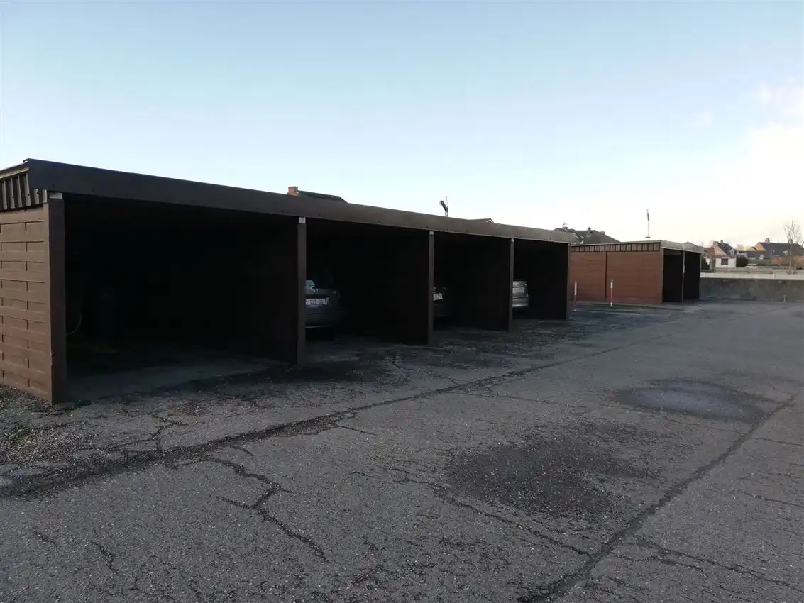 Verzorgd gelijkvloers app. met 2 slpk., terras en garage foto 18