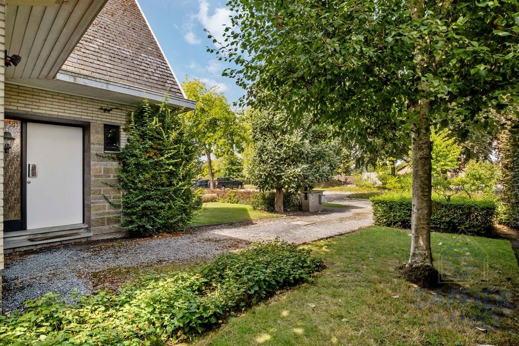 Ruime gezinswoning met zonnige tuin en 5 slaapkamers in hartje Izegem foto 9