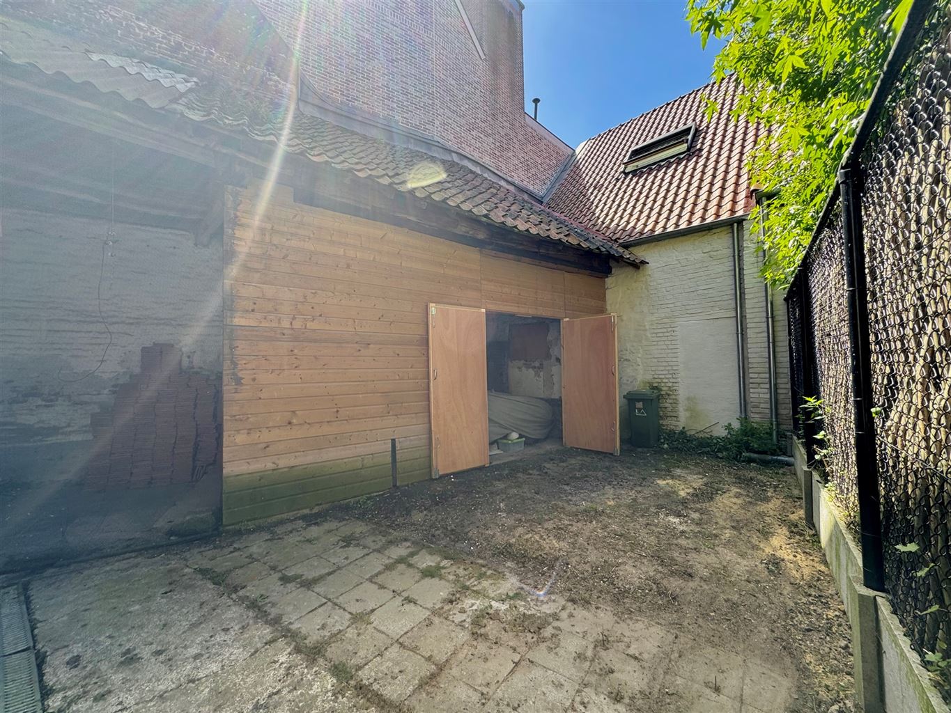 Unieke historische stadshoeve in Maasstijl gelegen "in den hoek" op de Pelserstraat, in het centrum van Maaseik.  foto 23