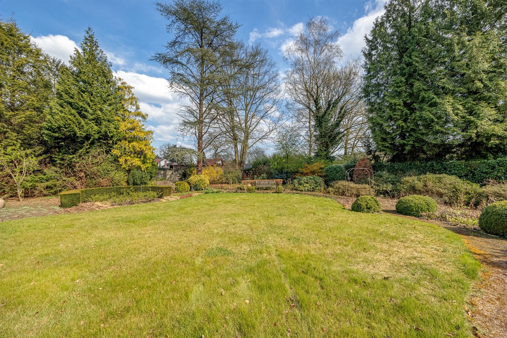 Te renoveren laagbouwvilla met Engelse tuin foto 27