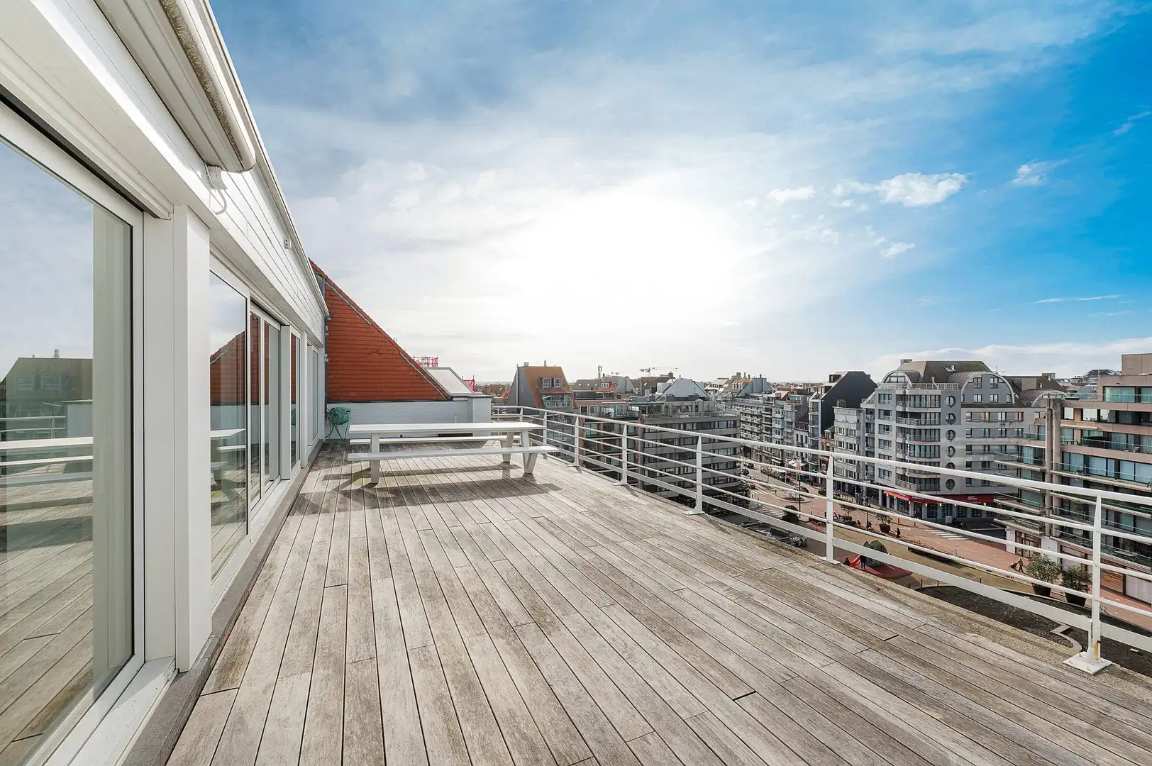 Ruim en lichtrijk penthouse-appartement met royale terrassen en open zeezicht . foto 9