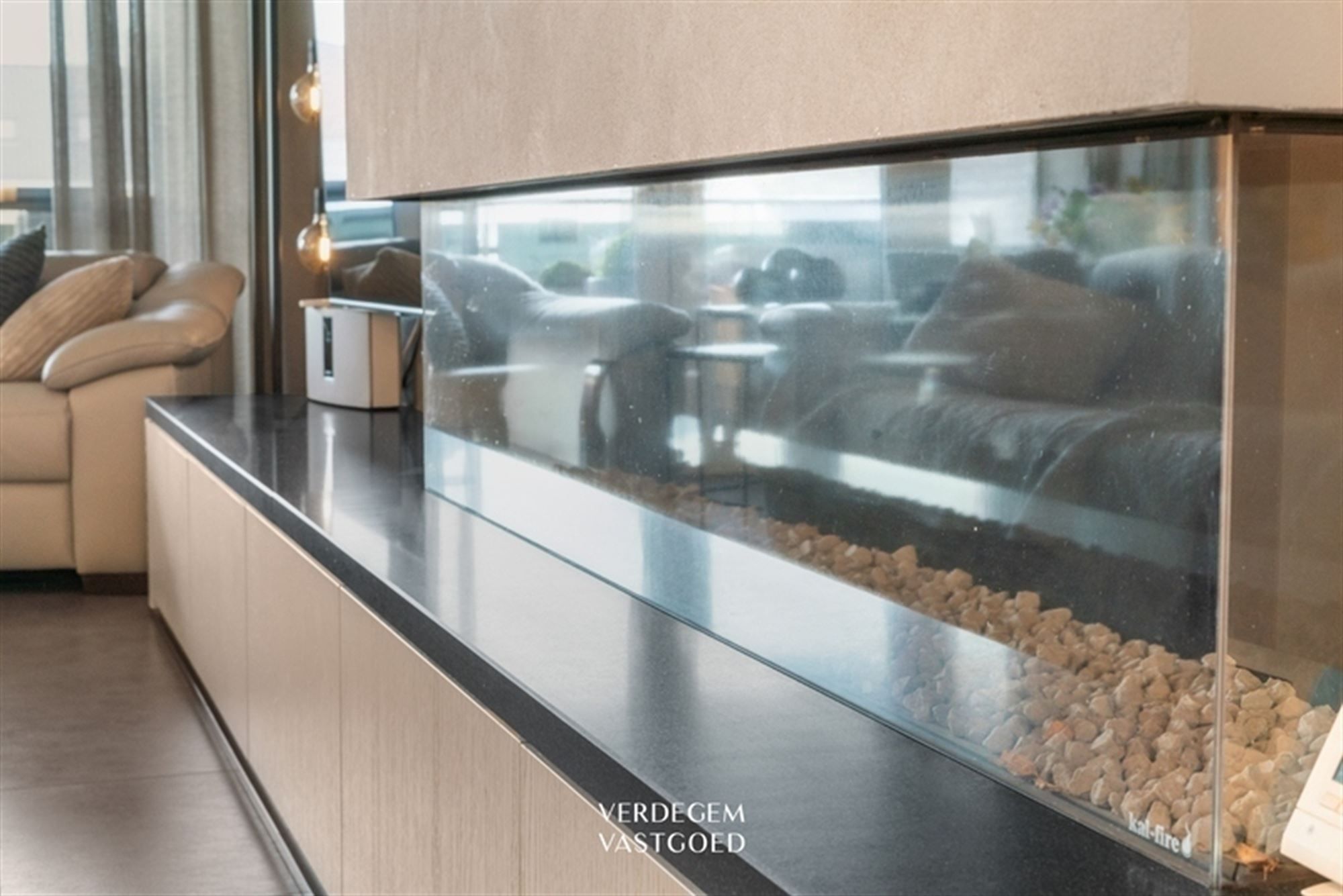 Instapklaar en knap afgewerkte woning met 2 garages, geniettuin en atelier/praktijk foto 4