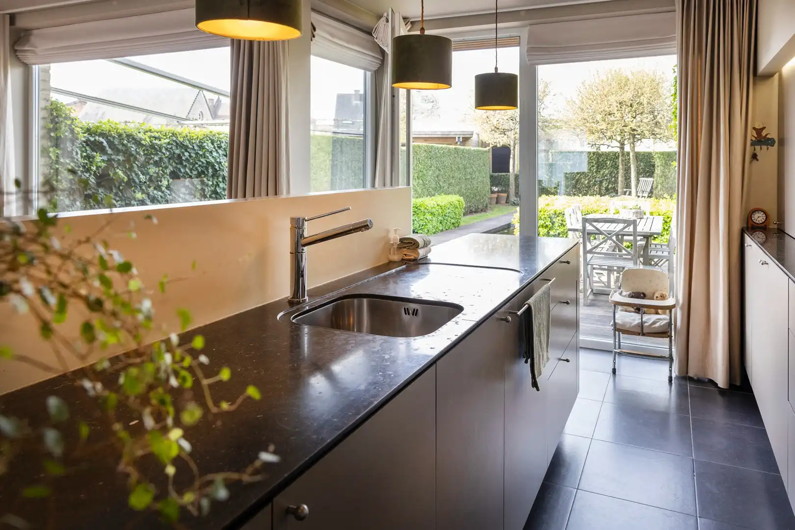 Gezellige stadswoning met zongerichte tuin, garage & parking. foto 5