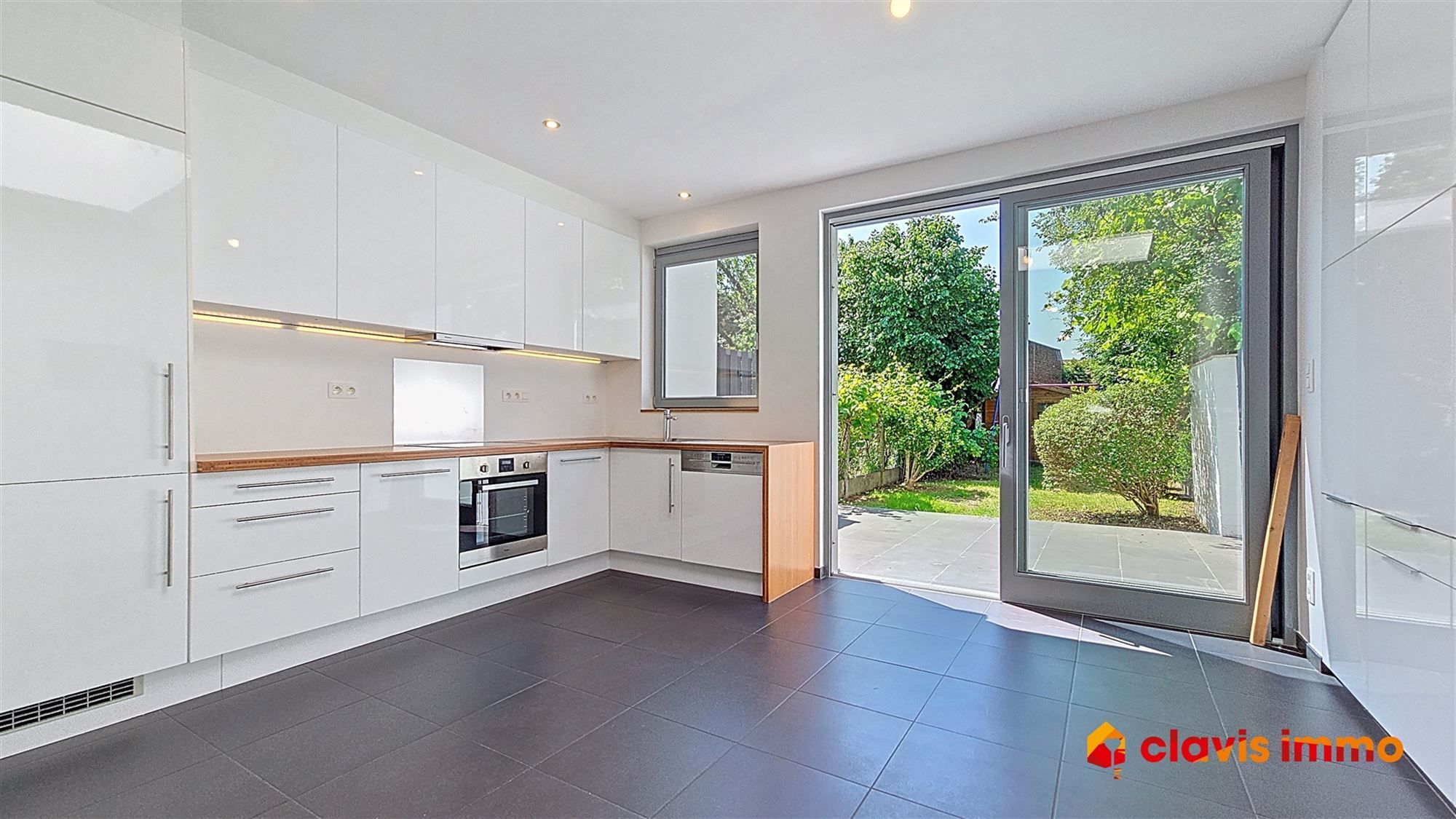 Volledig gerenoveerde woning met tuin foto 5