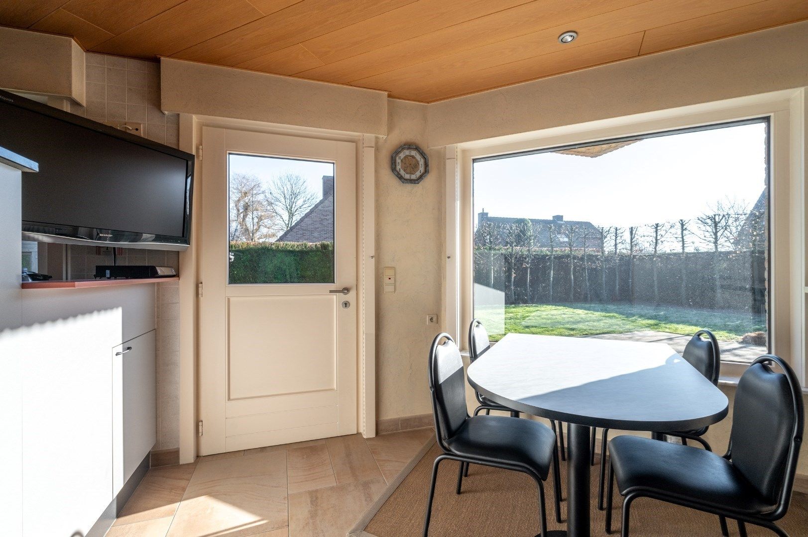 Instapklare woning met inpandige garage, 4 slk + bureau en zonnige ligging. foto 9