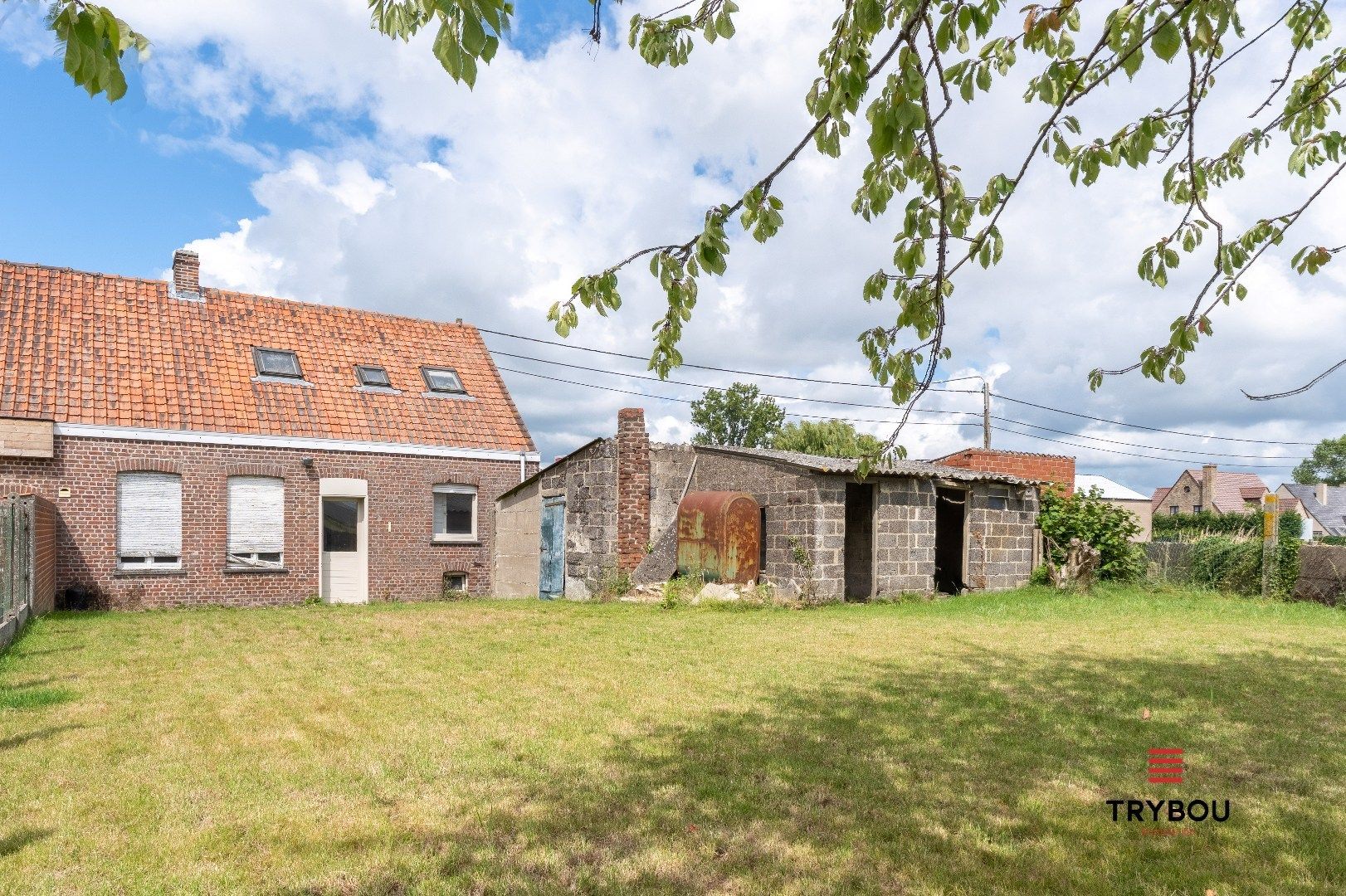 Te renoveren woning met garage en uitweg op strategische locatie in Langemark foto 7