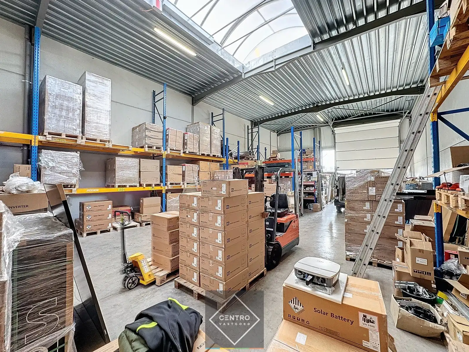 Kwalitatief en goed geïsoleerd NB MAGAZIJN (212m²) met 2 private parkeerplaatsen op ambachtelijke zone te Oostkamp (Waardamme). foto 4