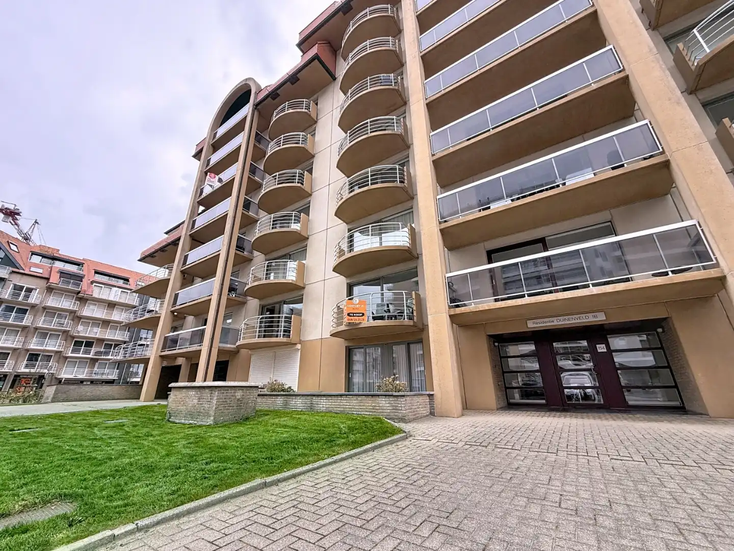 Ruime studio met aparte slaaphoek foto {{pictureIndex}}