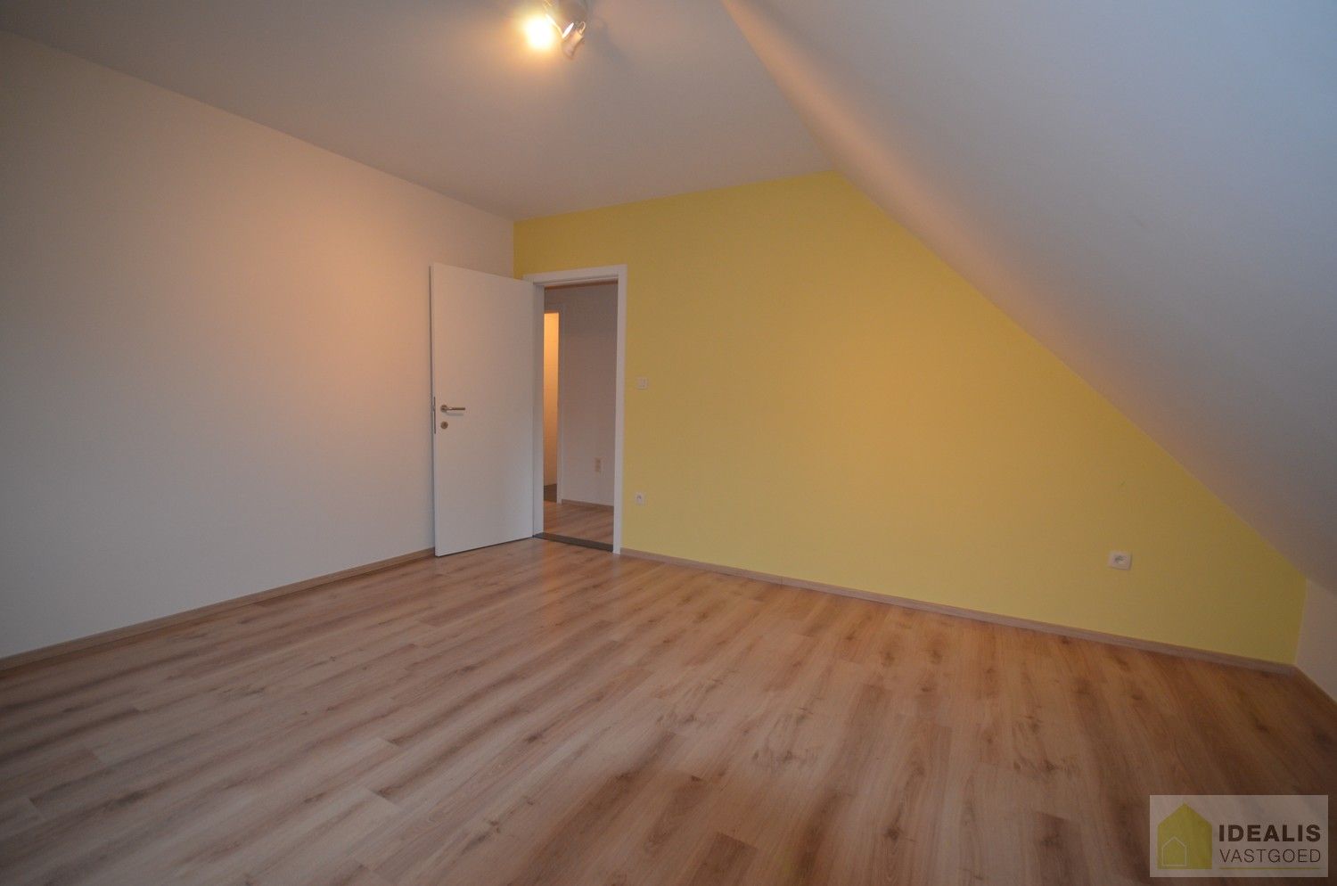 LUXUEUS AFGEWERKTE VILLA IN ZEER GOEDE STAAT! Deze ruime woning omvat o.a. een grote leefruimte, ruime keuken met bergplaats, wasplaats, 3 slaapkamers, ruime badkamer, inpandige garage en bergzolder! De villa is gelegen op een perceel met een opp. +/-13a dat volledig is aangelegd en omheind! Zeer geschikt voor kandidaten op zoek naar een rustig, doch centraal gelegen instapklare woning. foto 17