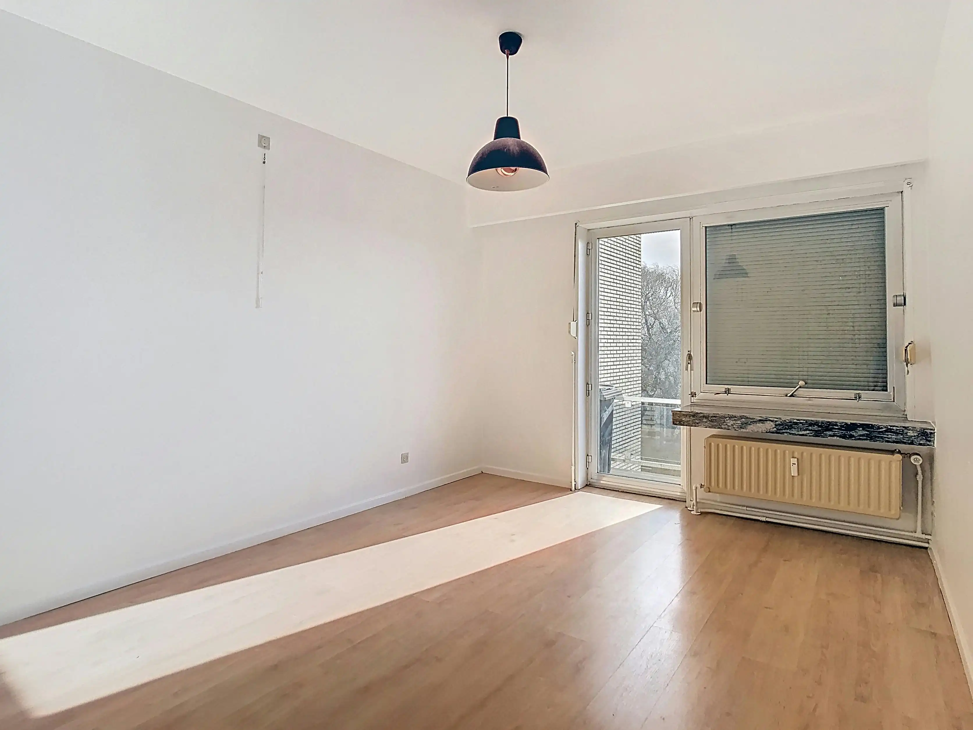 Lichtrijk en centraal gelegen ruim appartement met garage foto 10