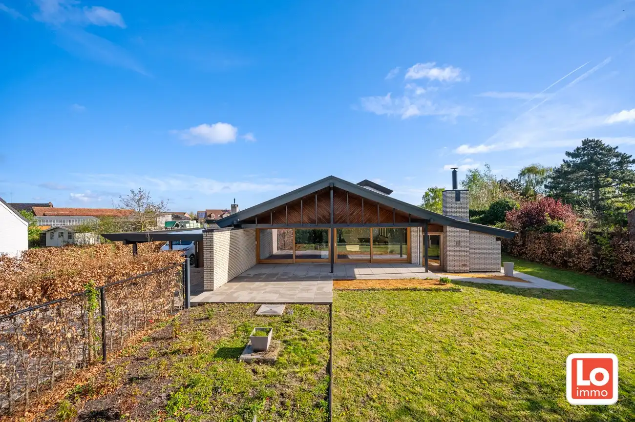 VERKOCHT!! Ruime charmante open bebouwing met afzonderlijke garage en carport op een toplocatie in Lochristi. foto 2