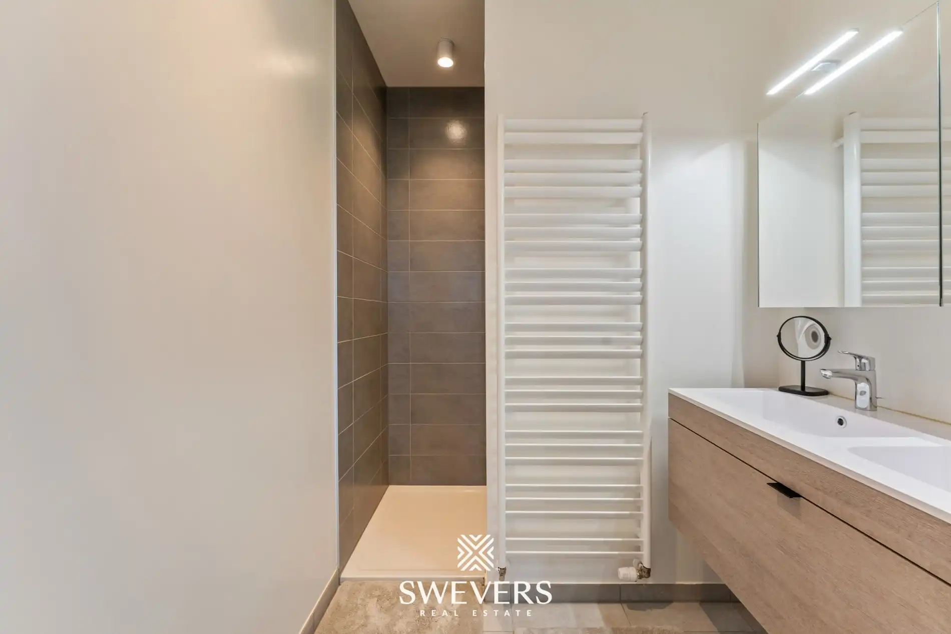 Luxueus, energiezuinig appartement met zonnig terras met skyline in centrum Hasselt  foto 16