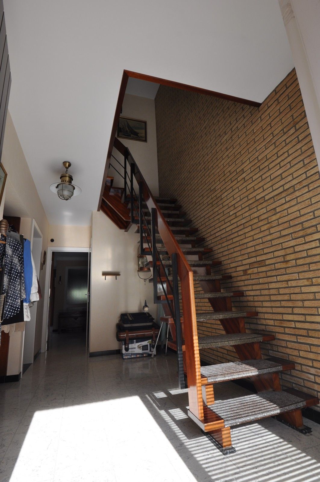 Ruime woning met veel potentieel en grote tuin ! foto 2